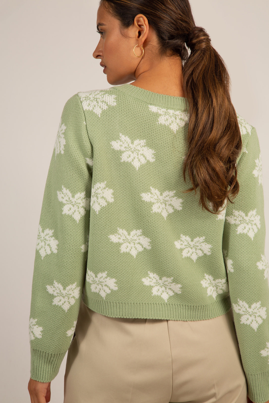 Green and white intarsia flower cardigan_7