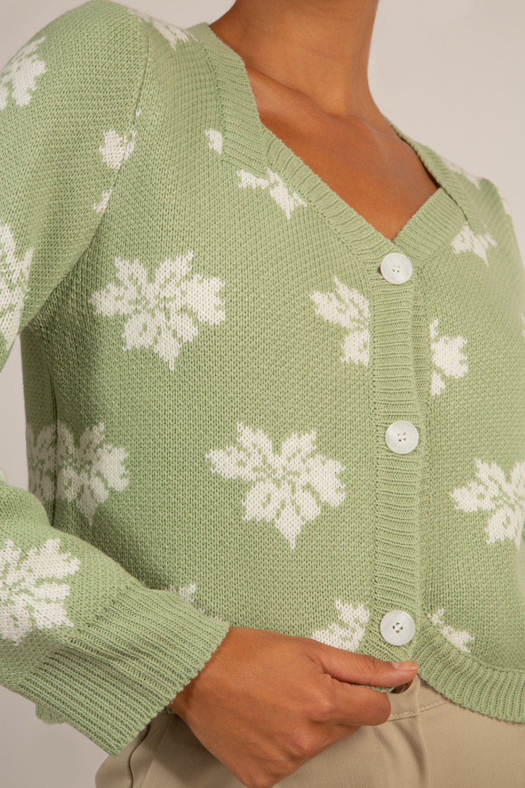 Green and white intarsia flower cardigan_5