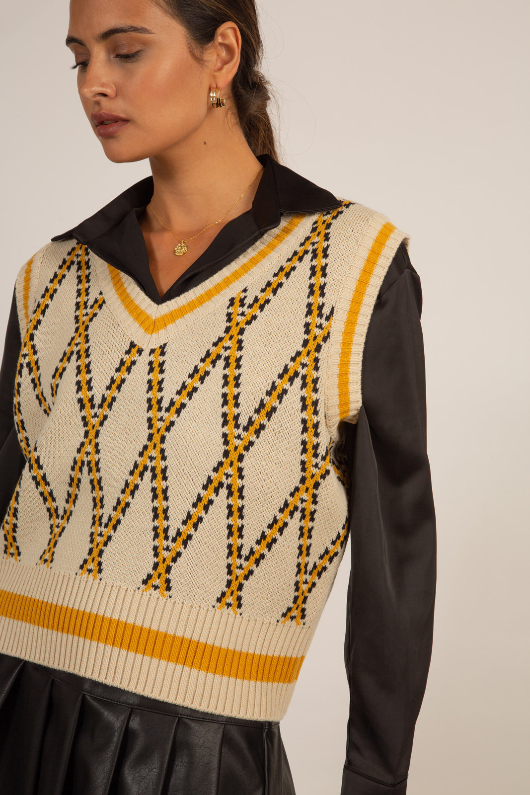 Mustard contrast diamond striped sweater vest_5