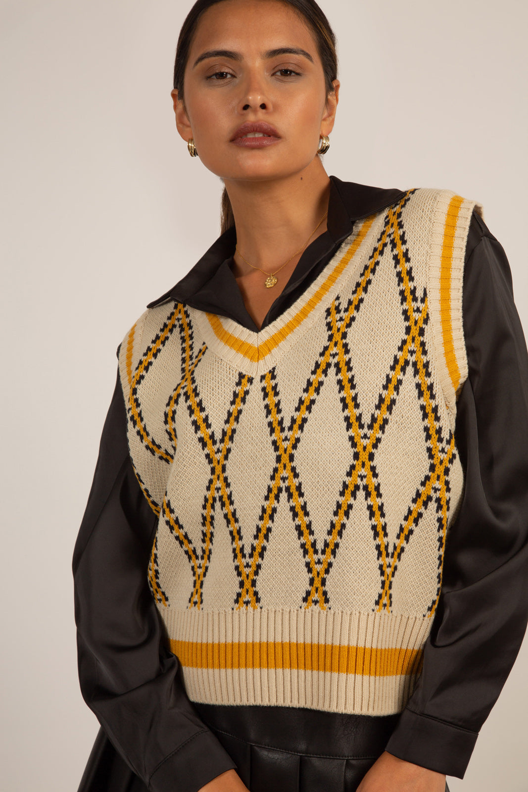 Mustard contrast diamond striped sweater vest_1