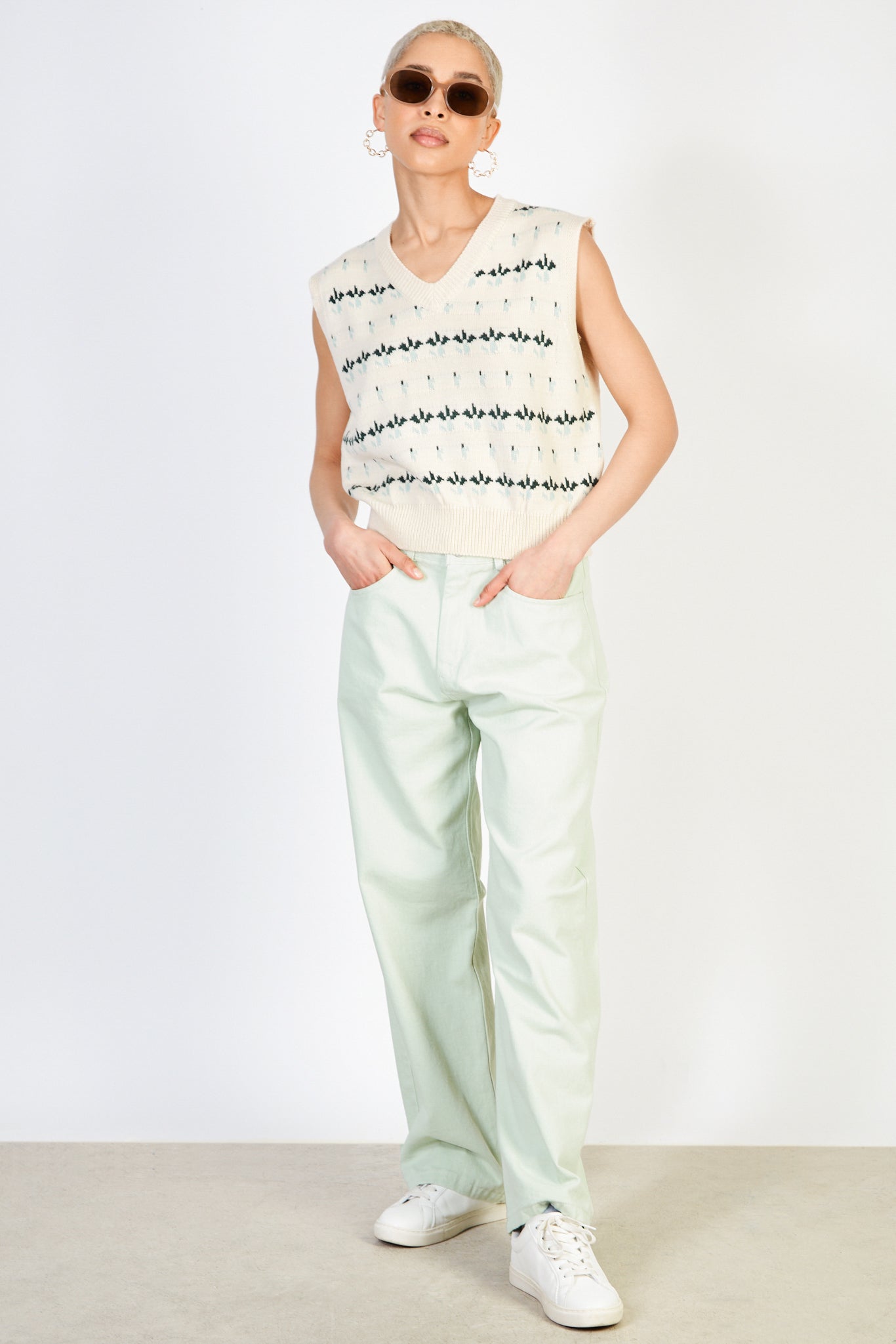 Beige and light blue intarsia flower sweater vest_4