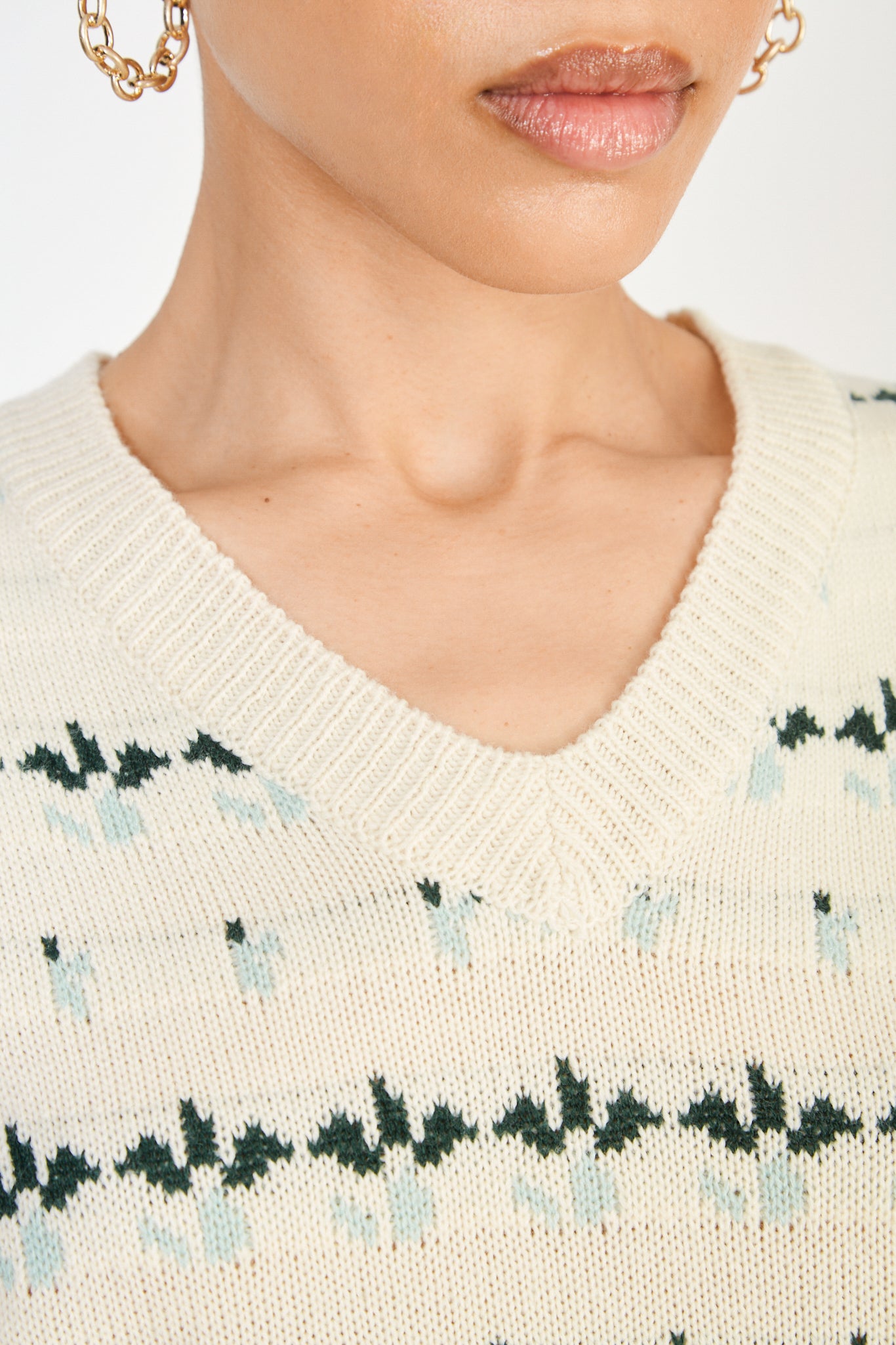 Beige and light blue intarsia flower sweater vest_3