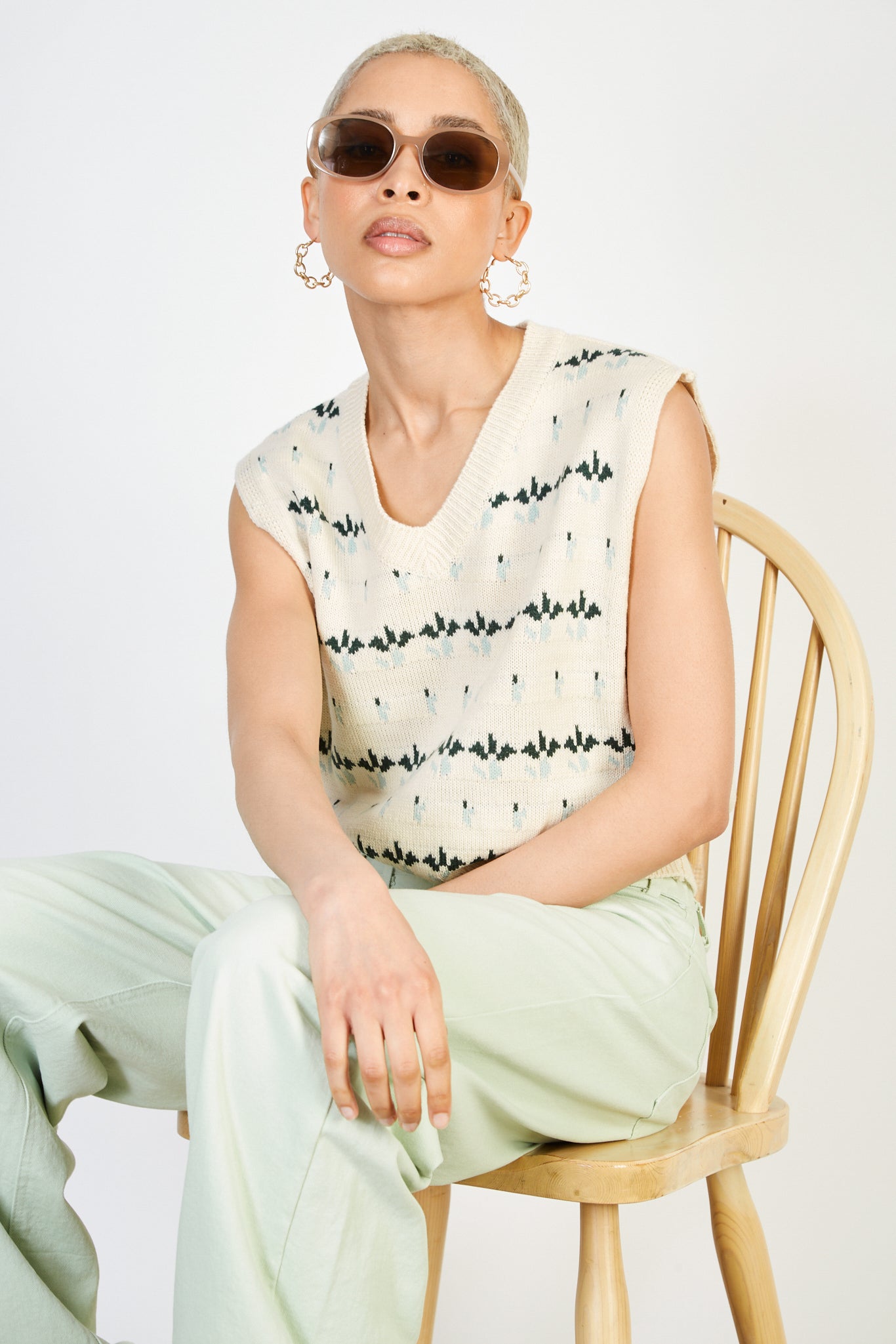 Beige and light blue intarsia flower sweater vest_5