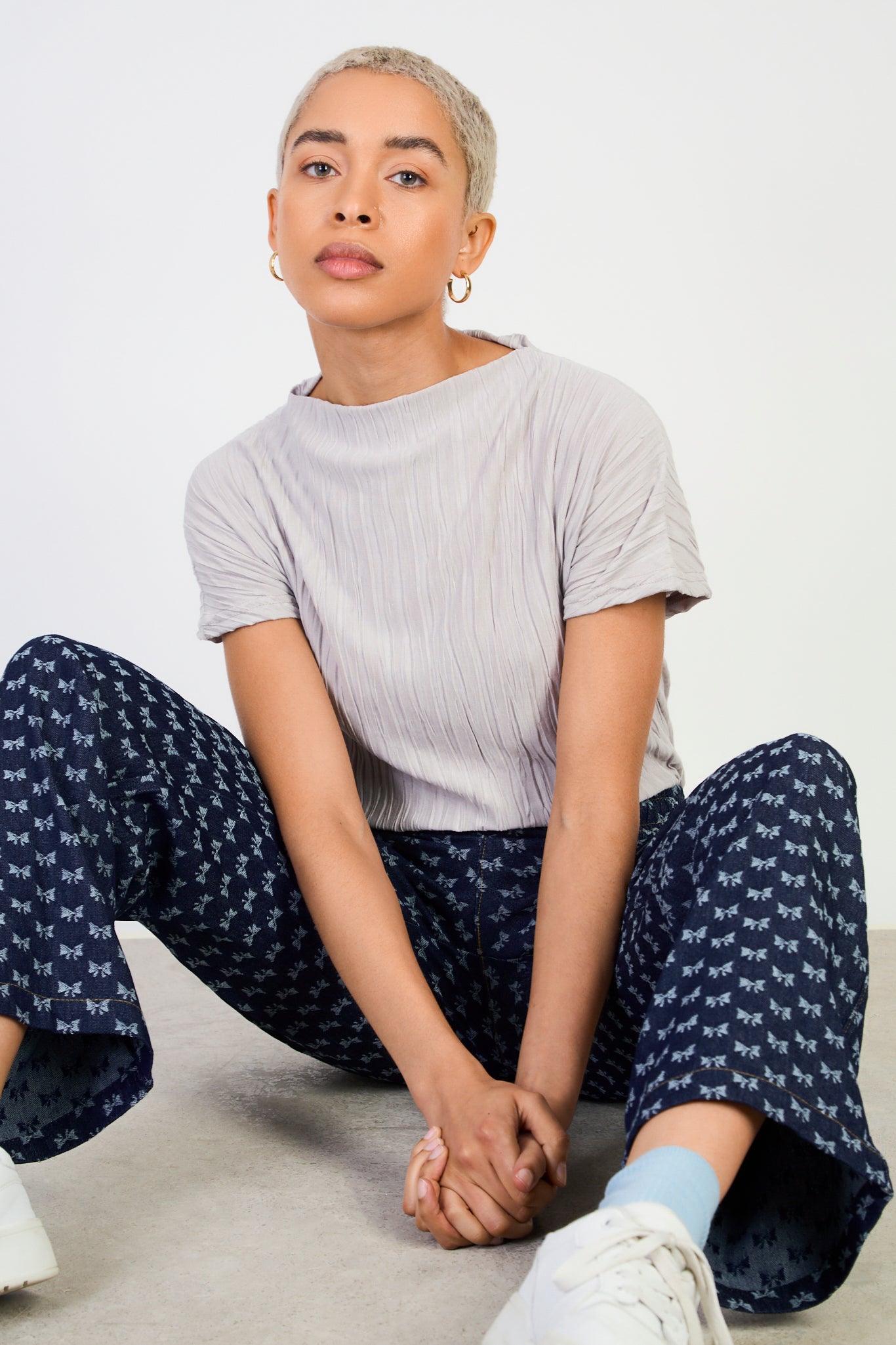 Beige crease pleat mock neck tee_5