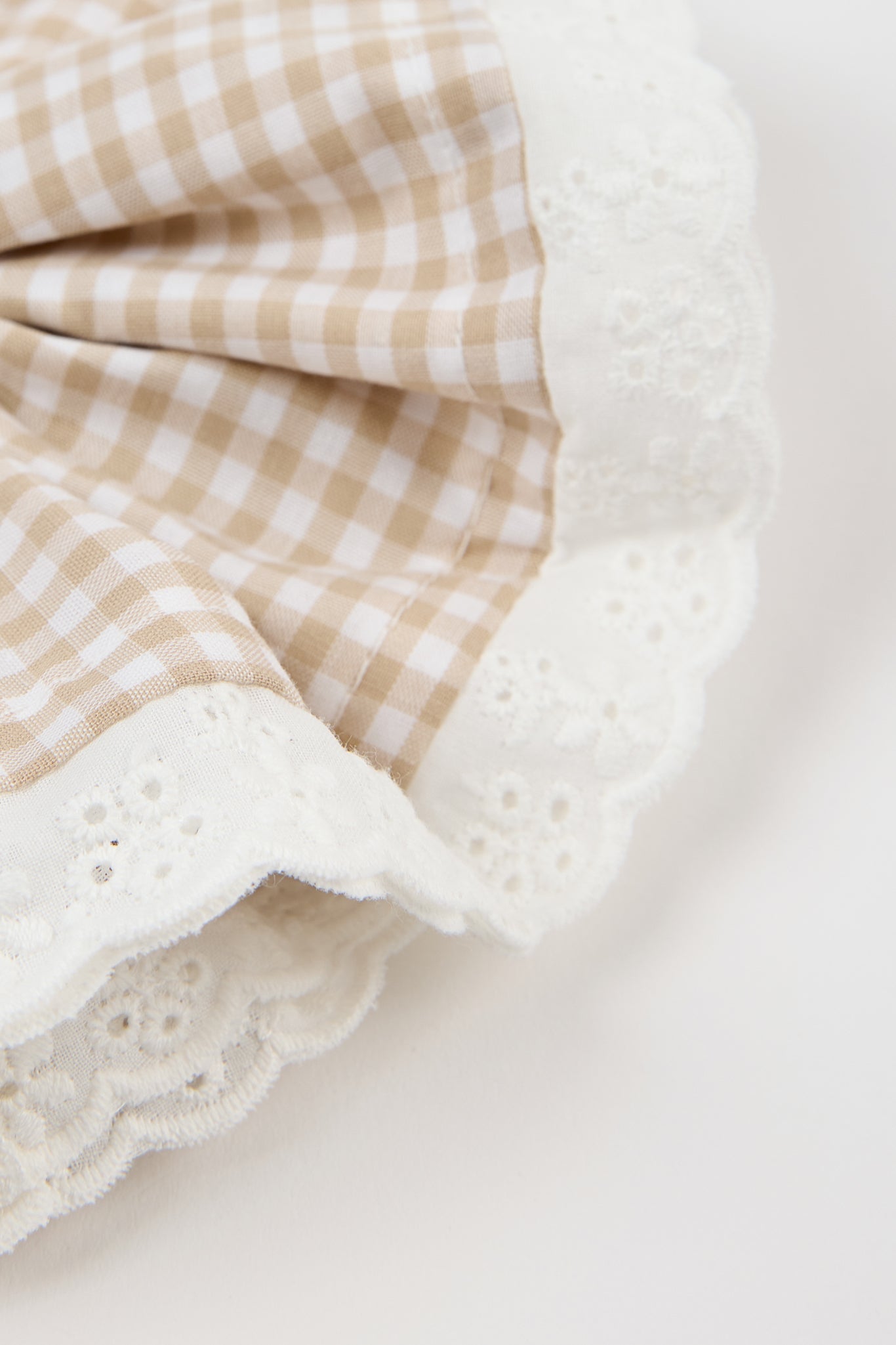 Beige gingham white eyelet trim scrunchie_2