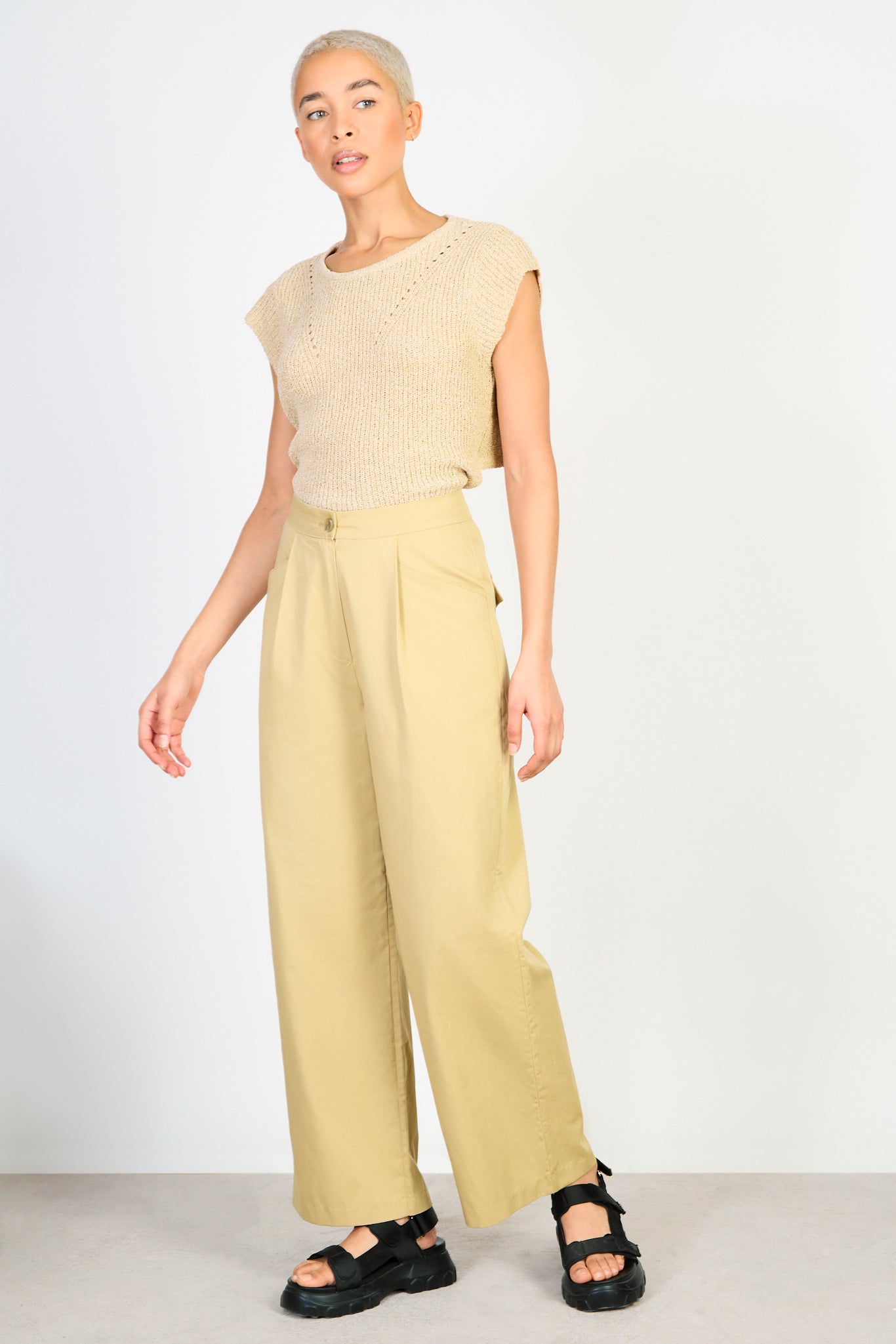 Beige pleat pocket relaxed trousers_4