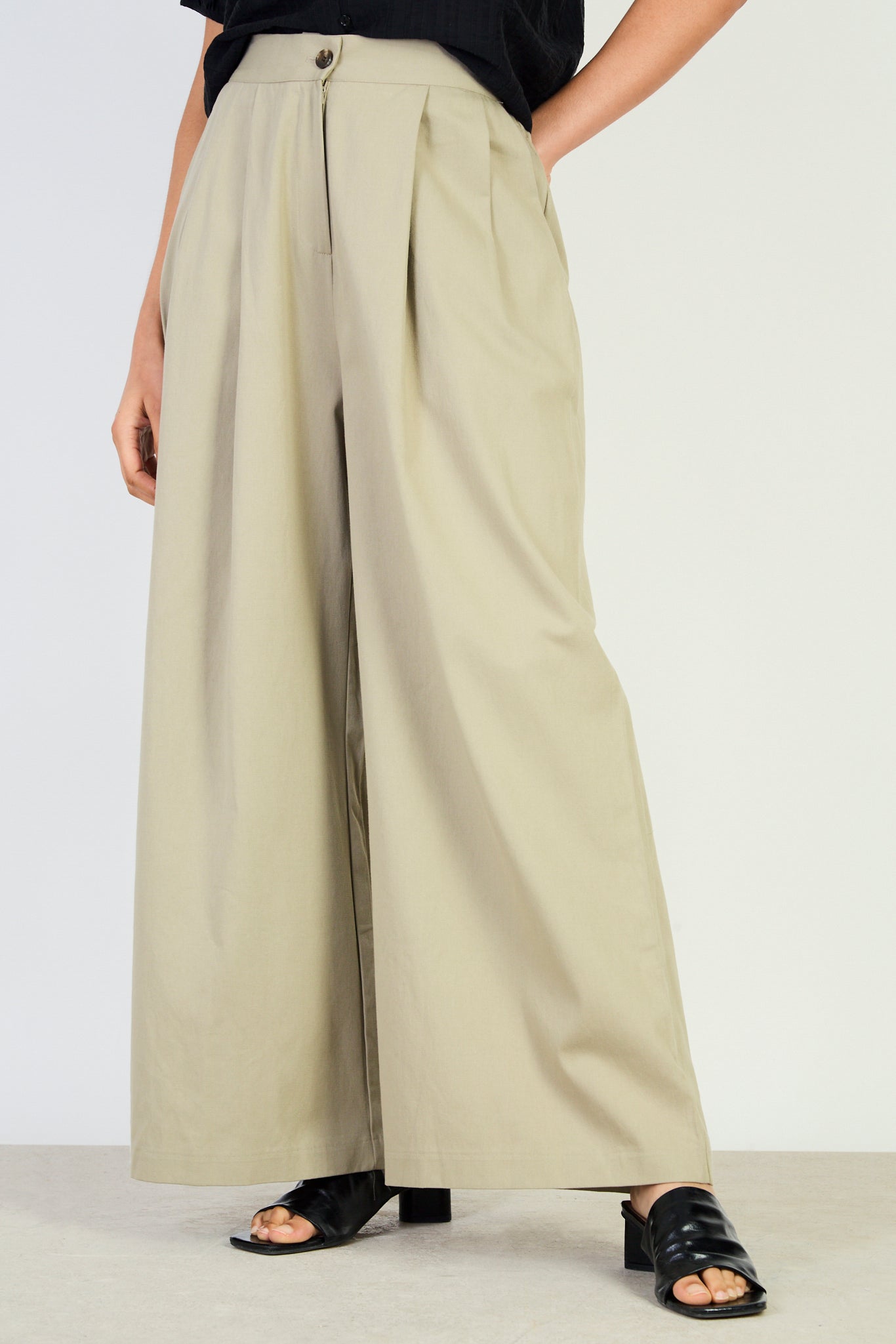 Beige pleated wide leg trousers_1