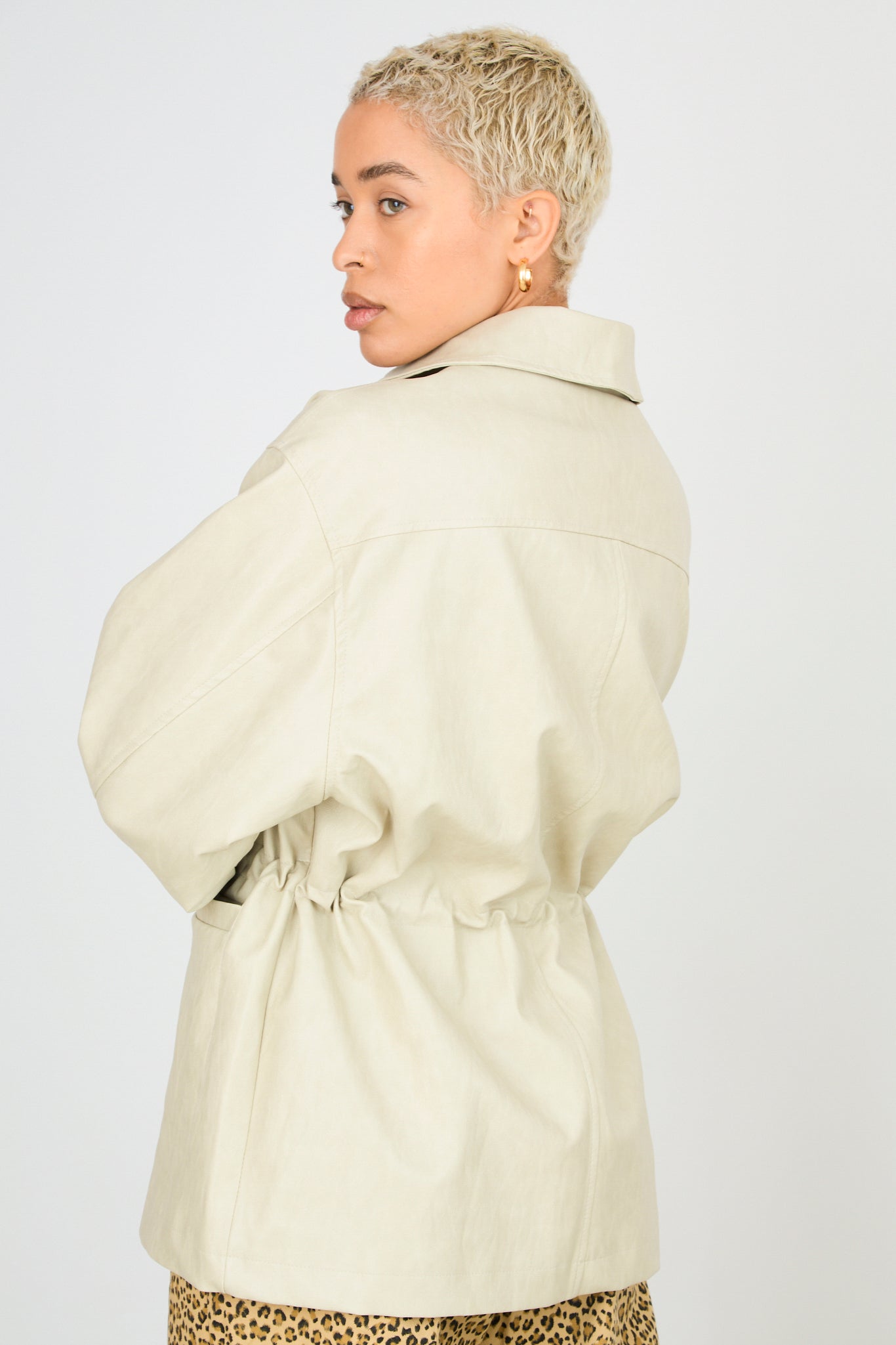 Beige vegan leather cinch waist jacket_5