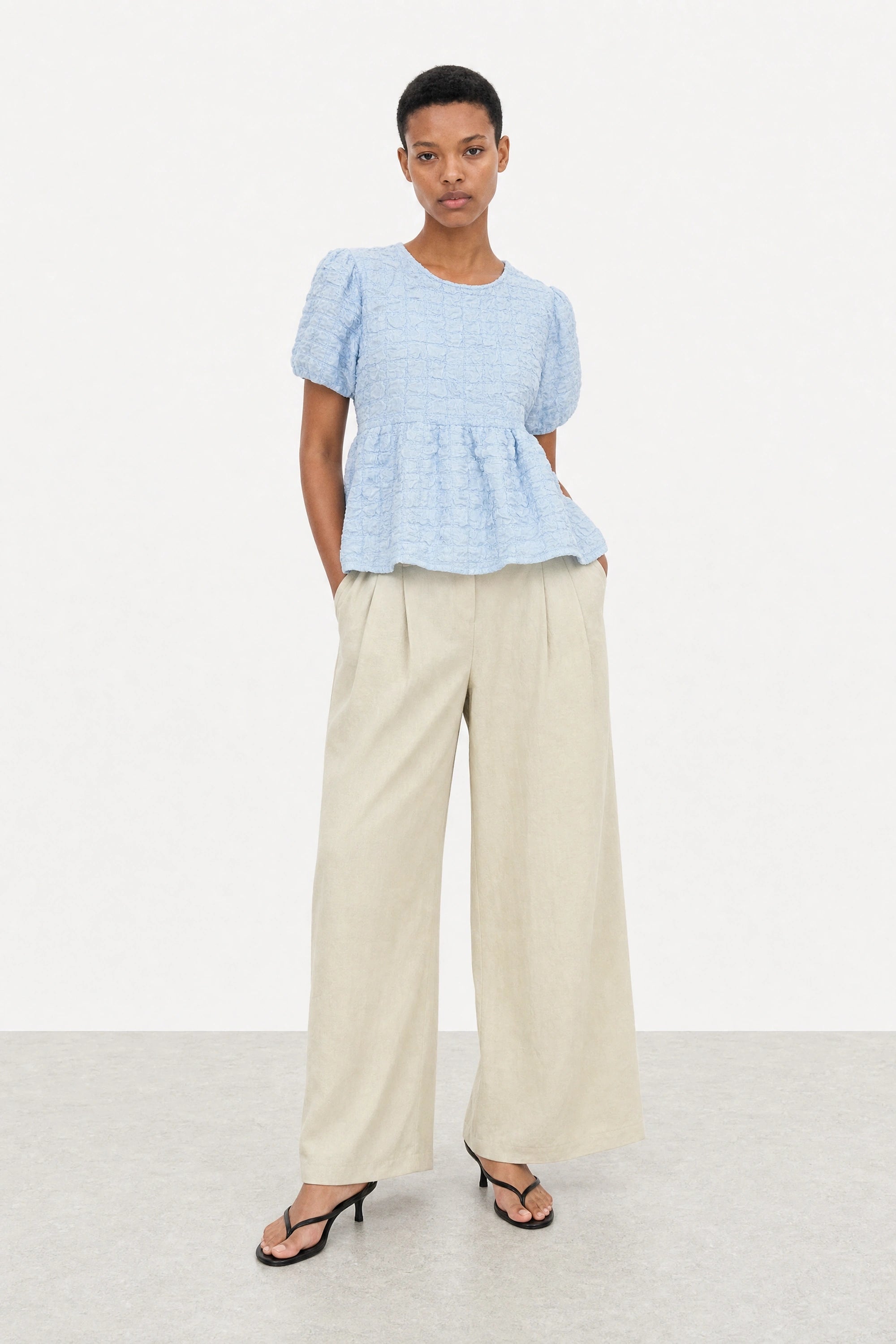 Beige single pleat straight leg trousers_4