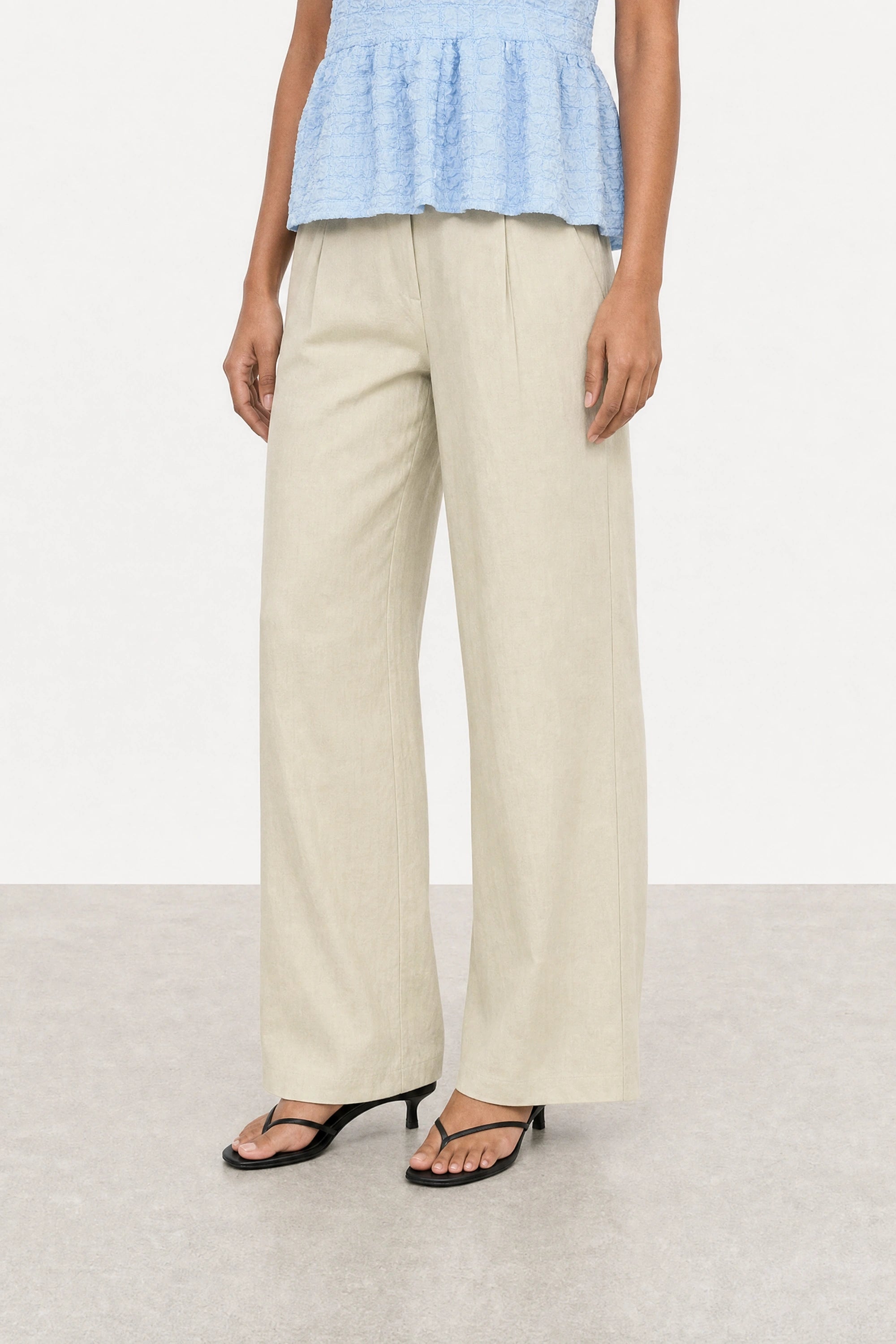 Beige single pleat straight leg trousers_1