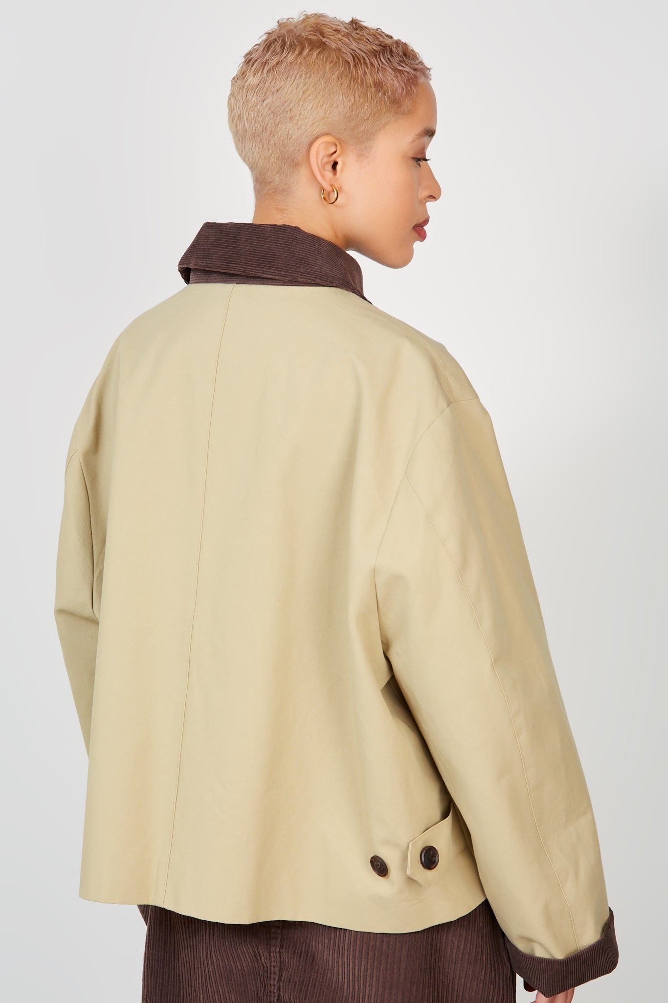 Beige and brown corduroy collar jacket_5