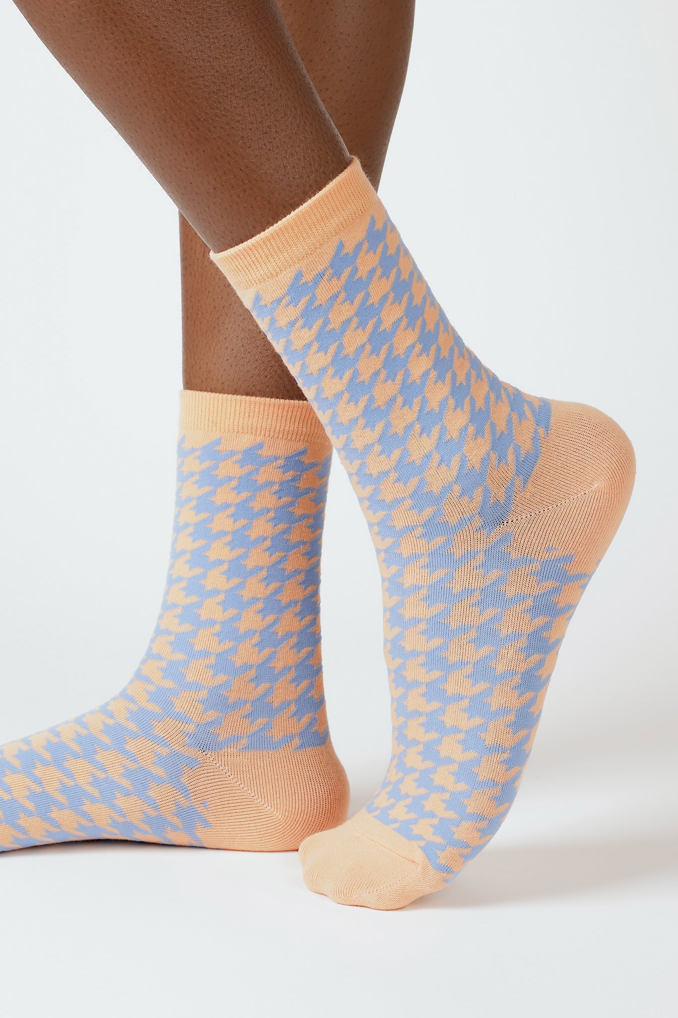 Beige and light blue houndstooth check socks_1