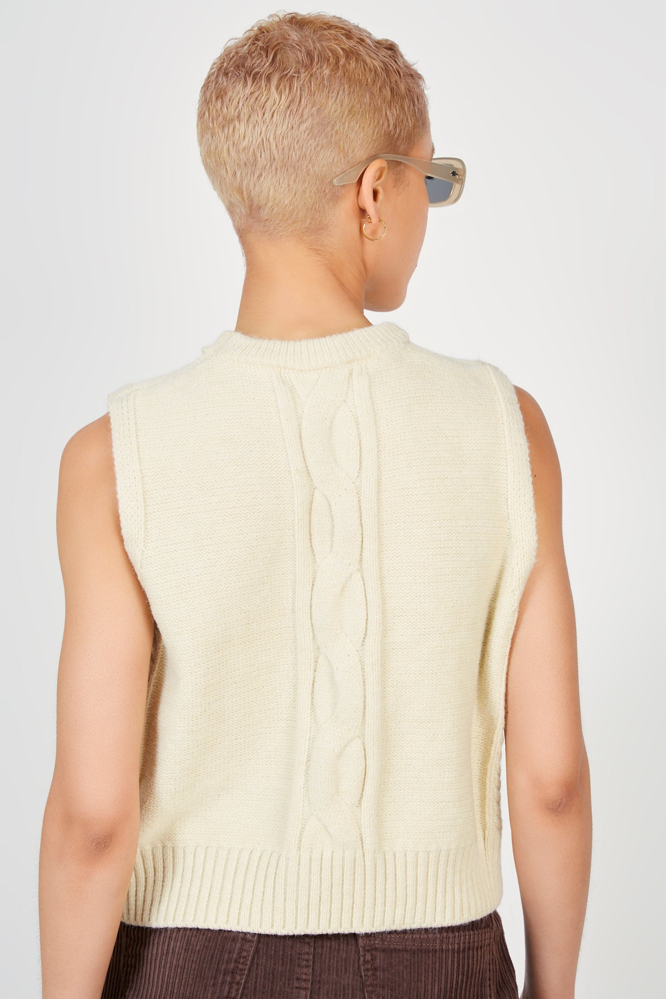Beige cableknit sweater vest_2