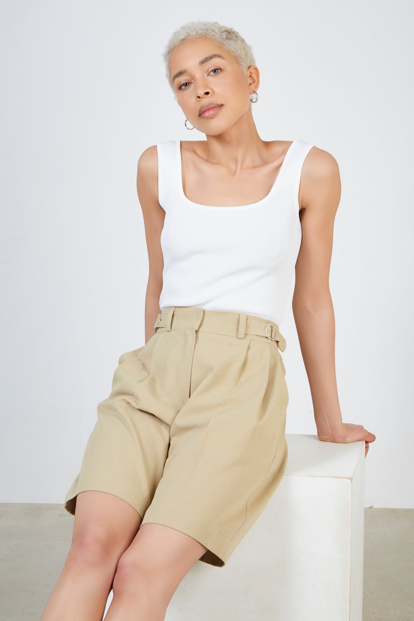 Beige cinch waist tailored shorts_5
