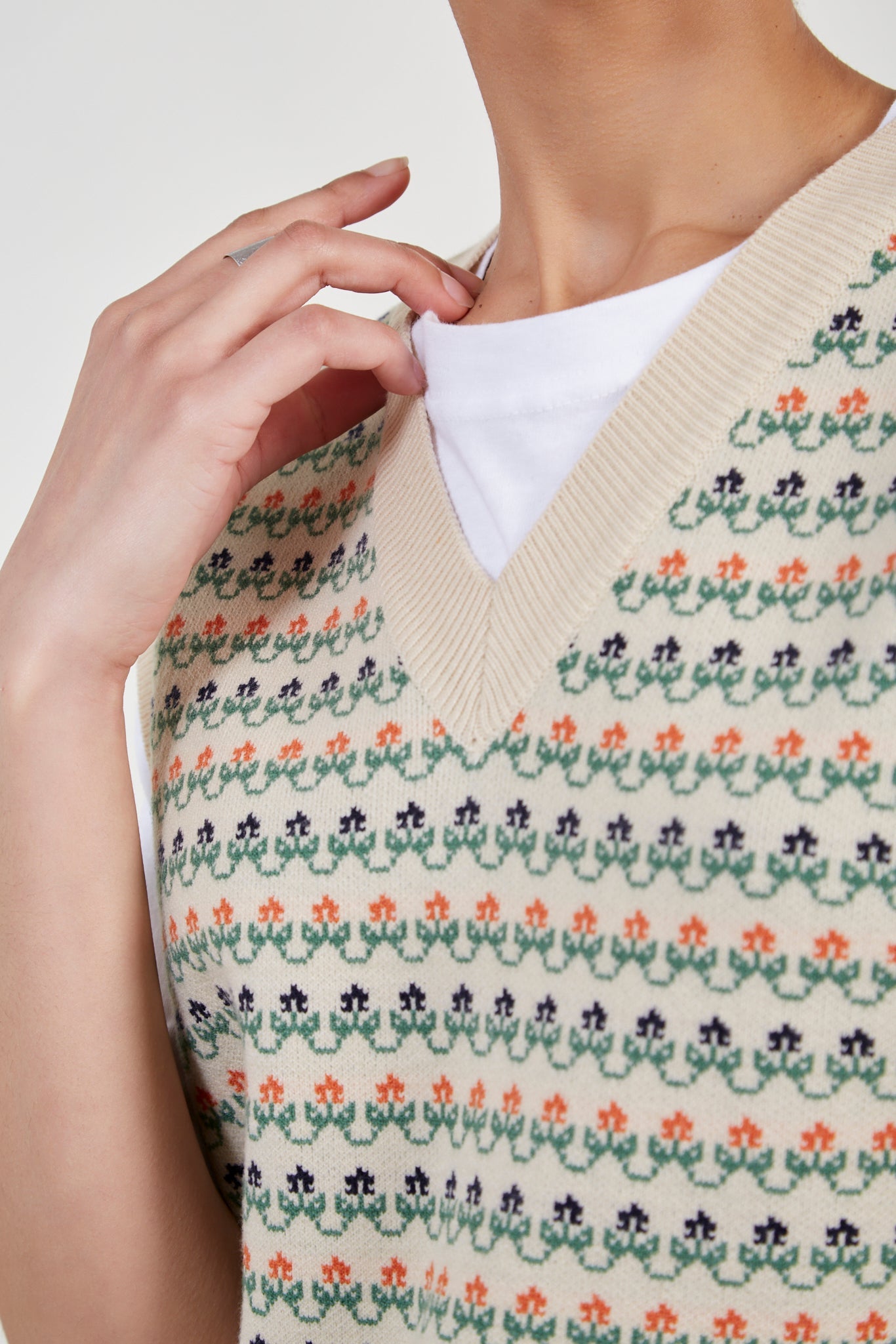 Beige graphic print sweater vest_3