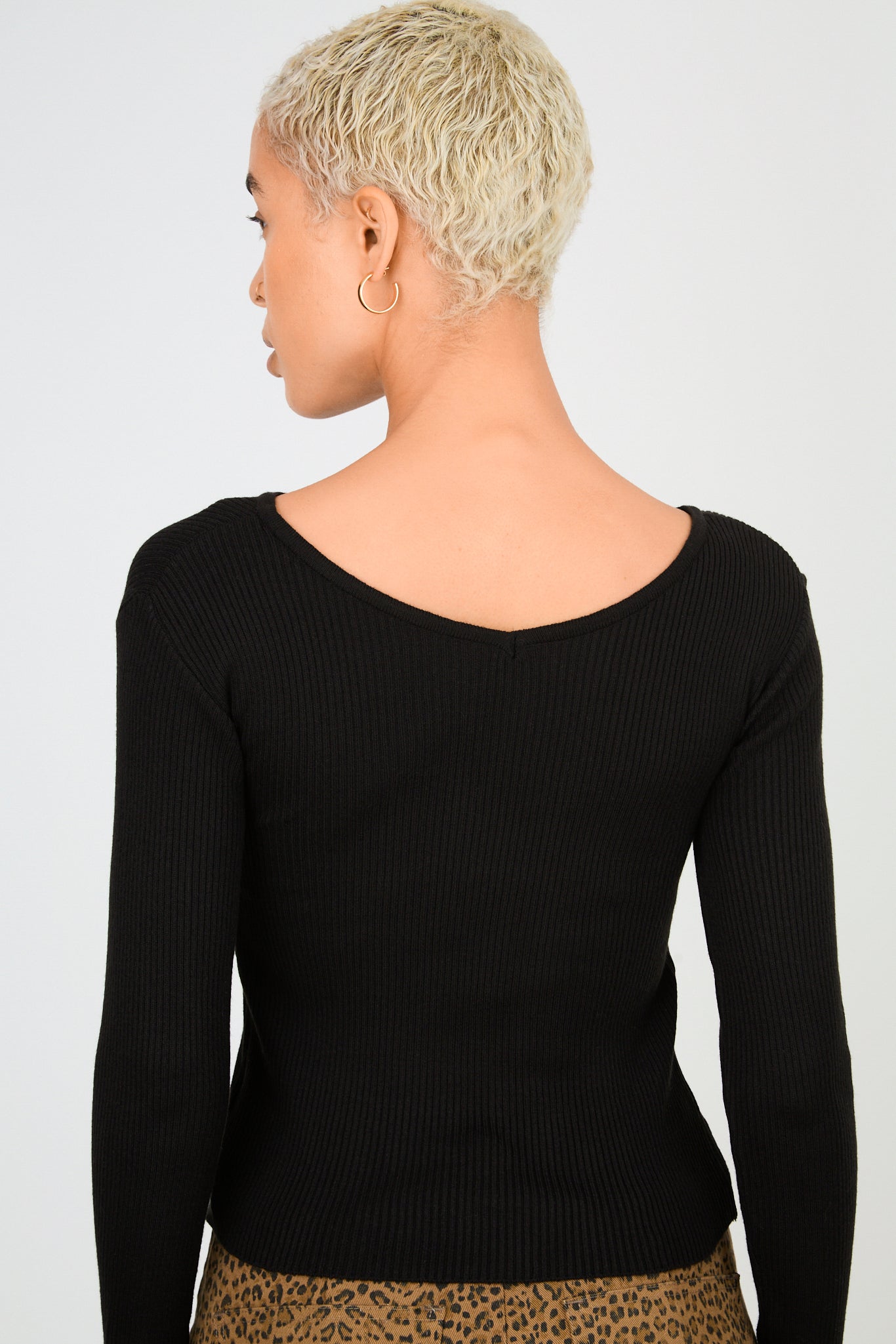 Black V back cross front knit top_2