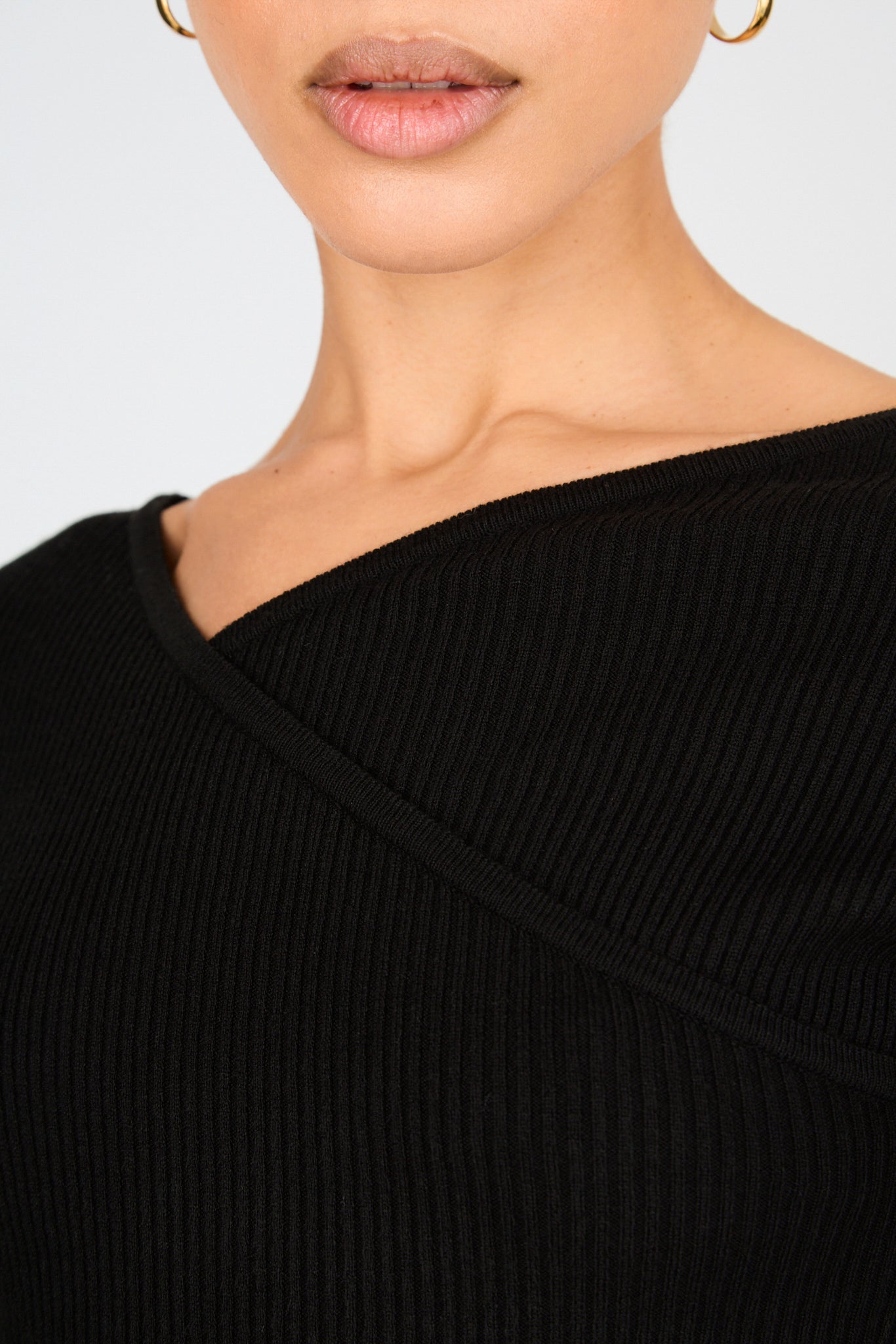 Black V back cross front knit top_3
