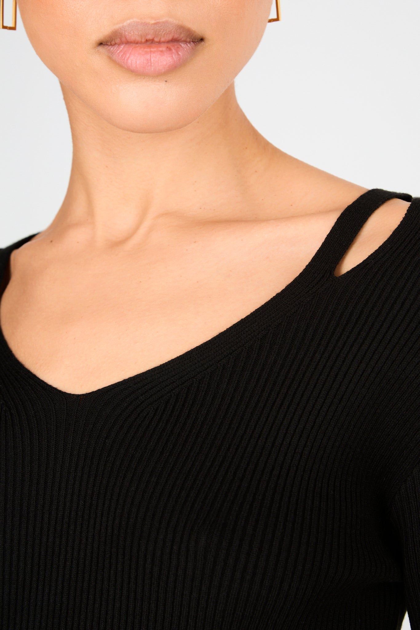 Black V neck double slit shoulder knit top_3