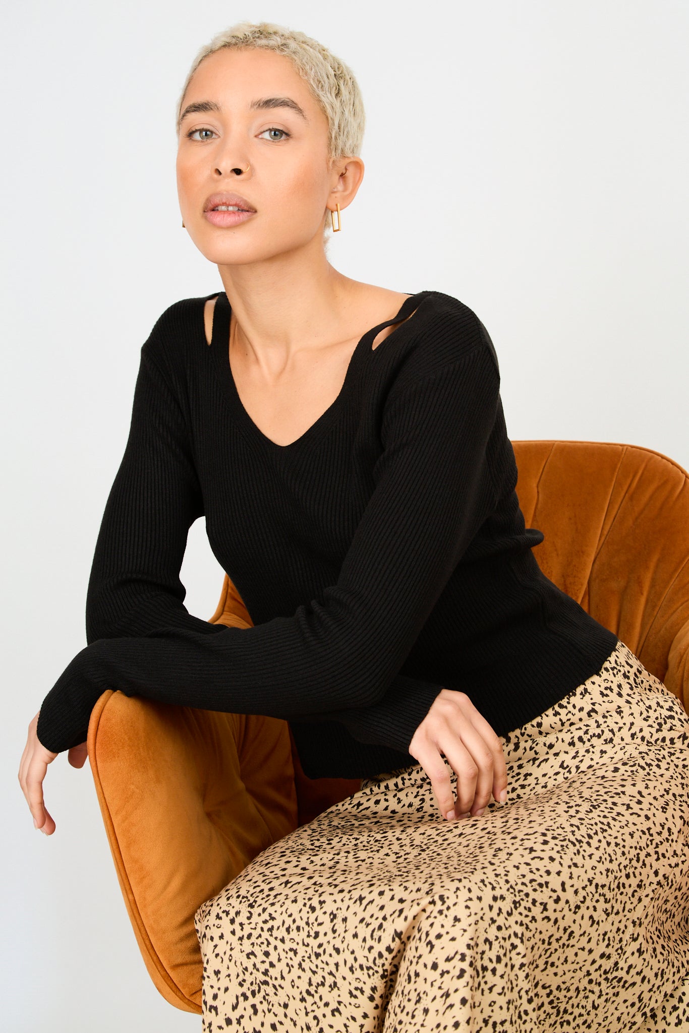 Black V neck double slit shoulder knit top_5