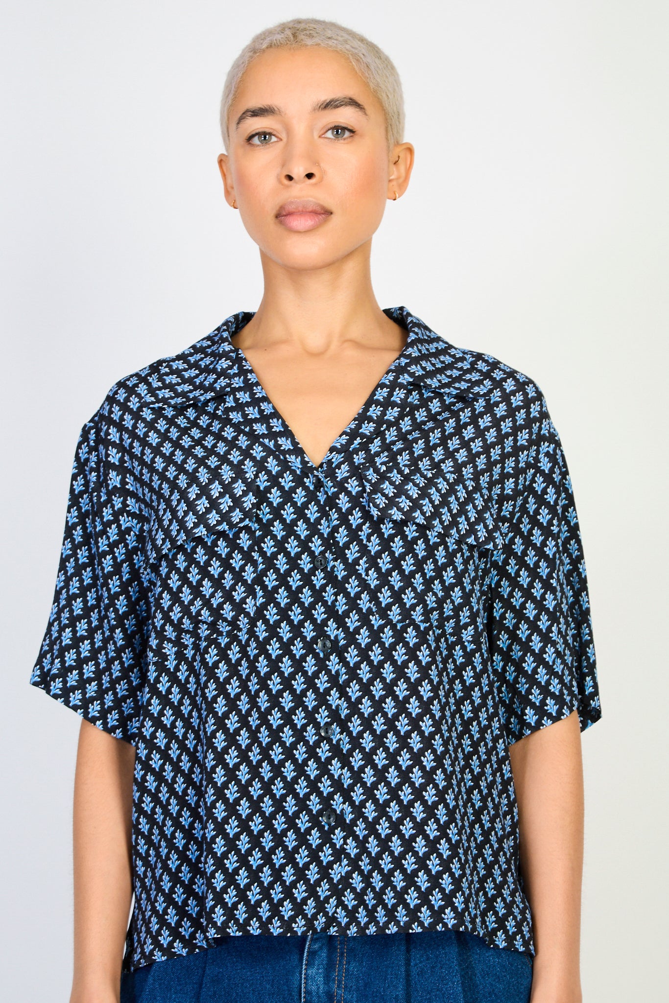Black and blue leaf print shirt_1