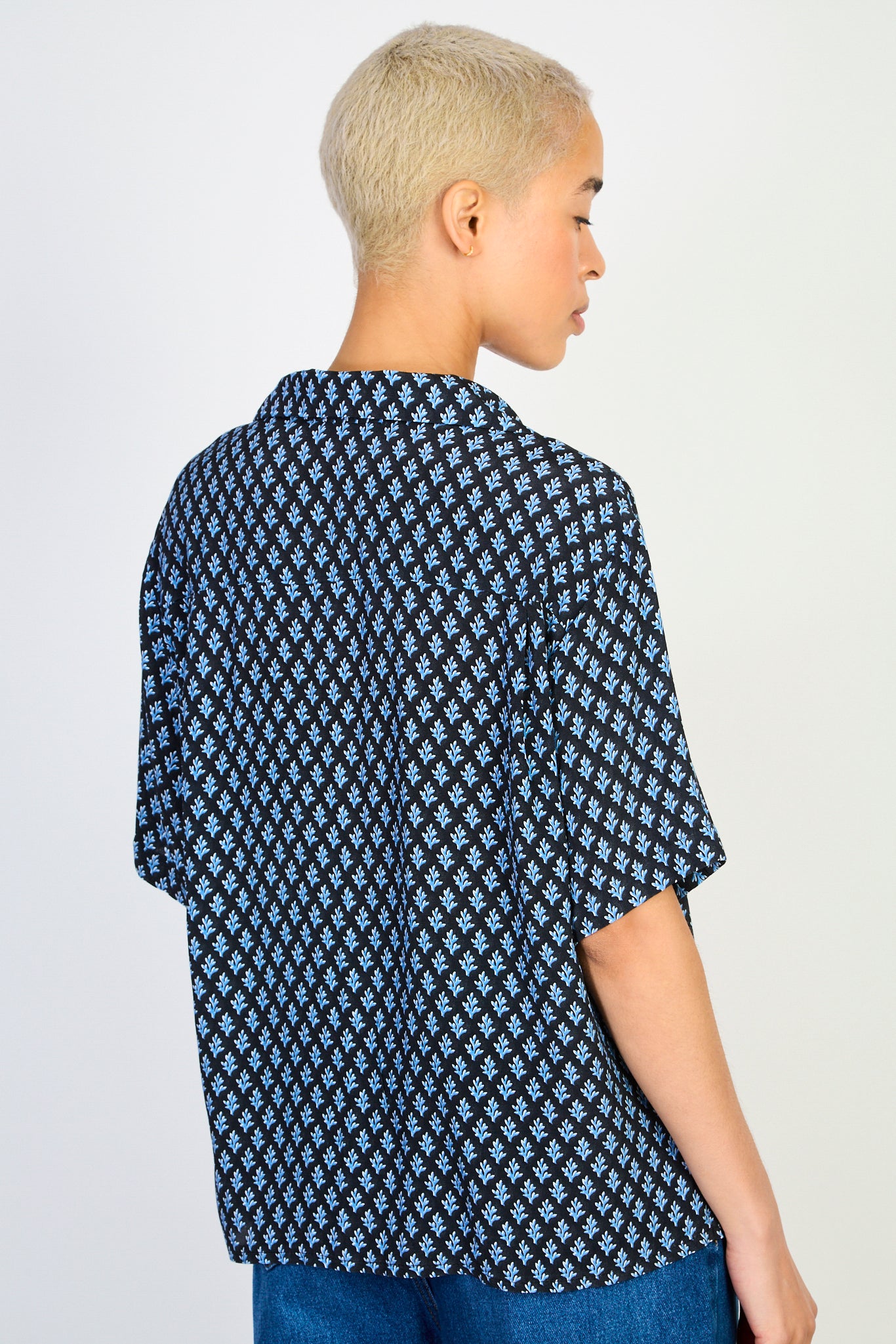 Black and blue leaf print shirt_2