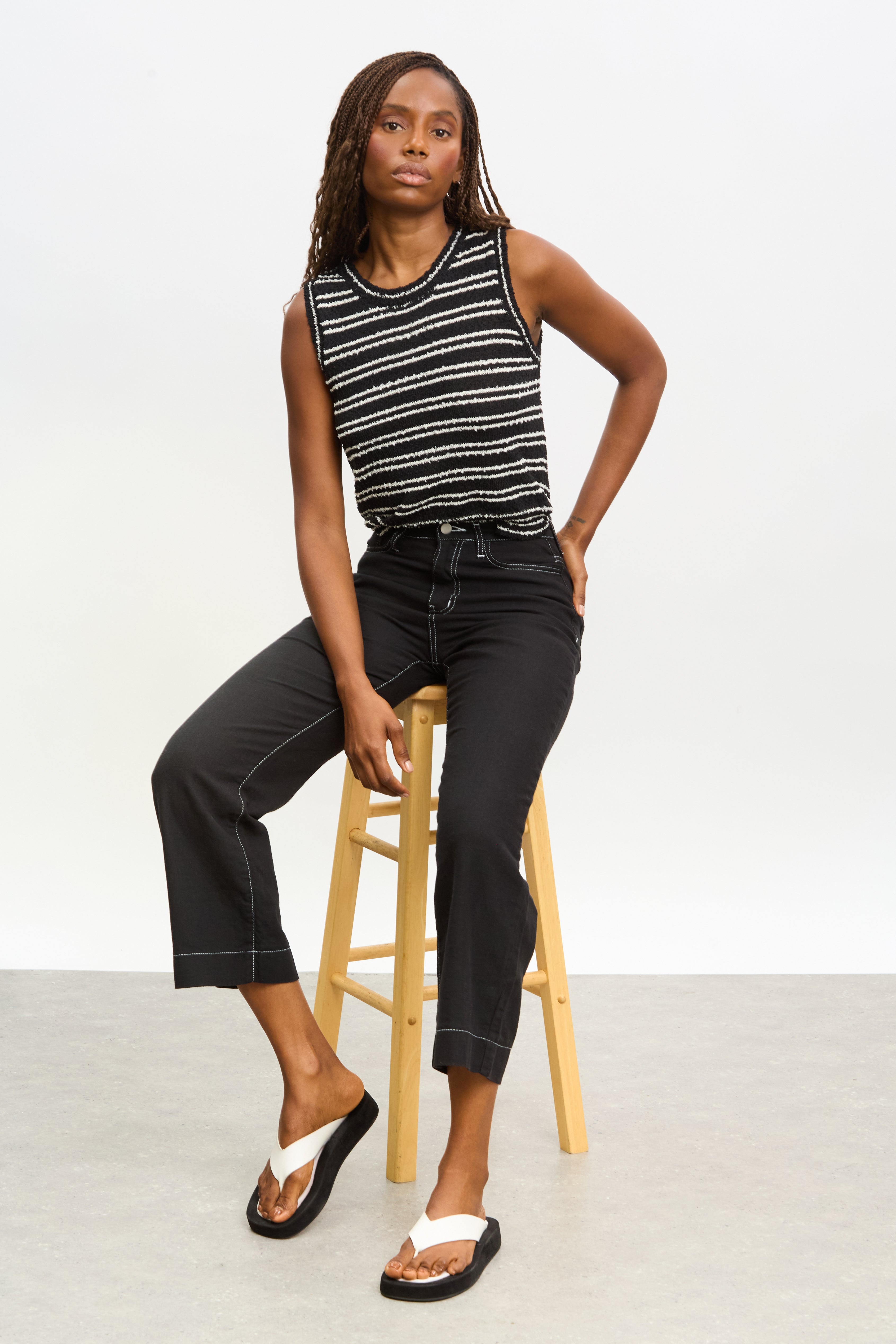 Black and white contrast stitch thin wide leg jeans_5