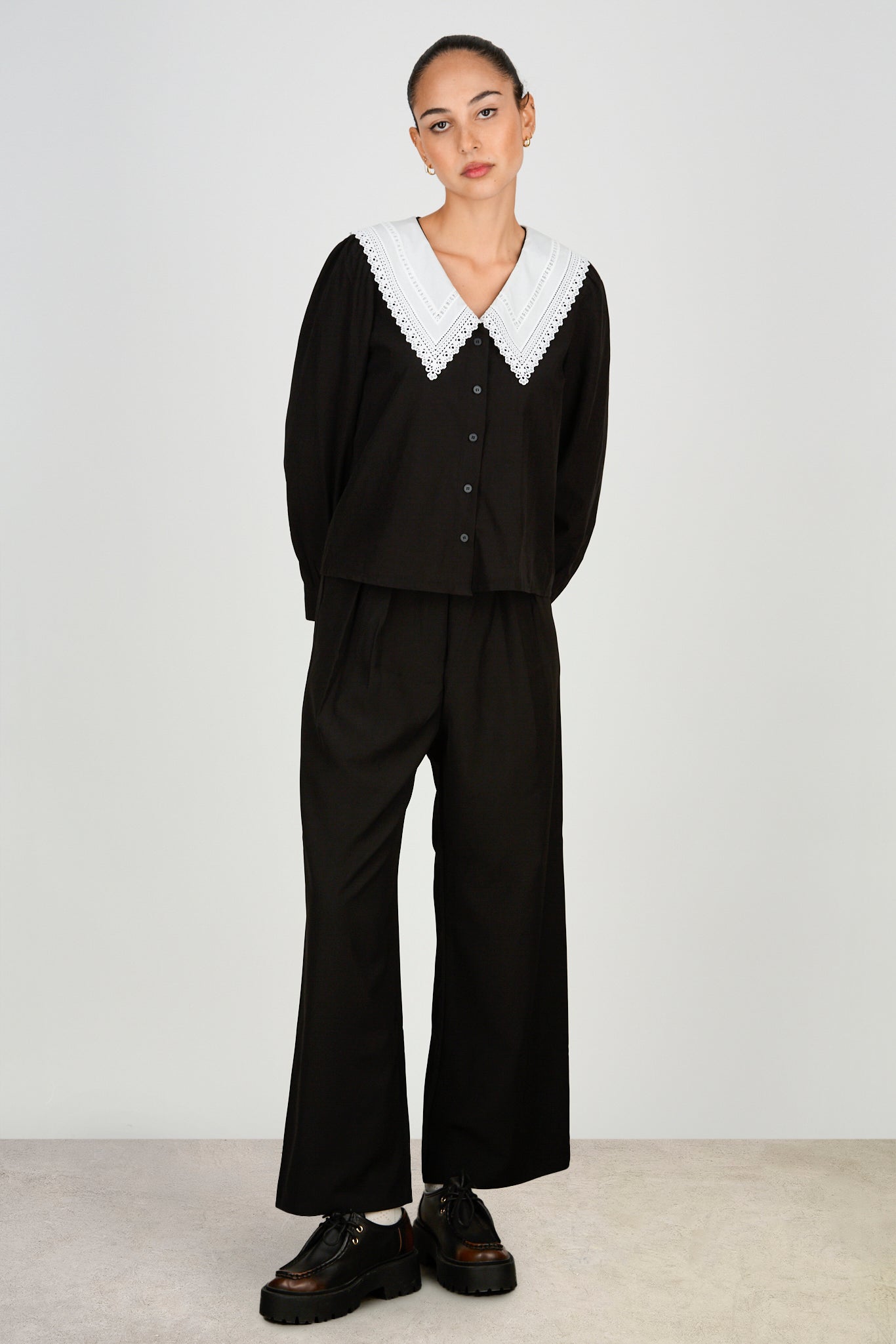 Black and white embroidered collar long sleeved blouse_4