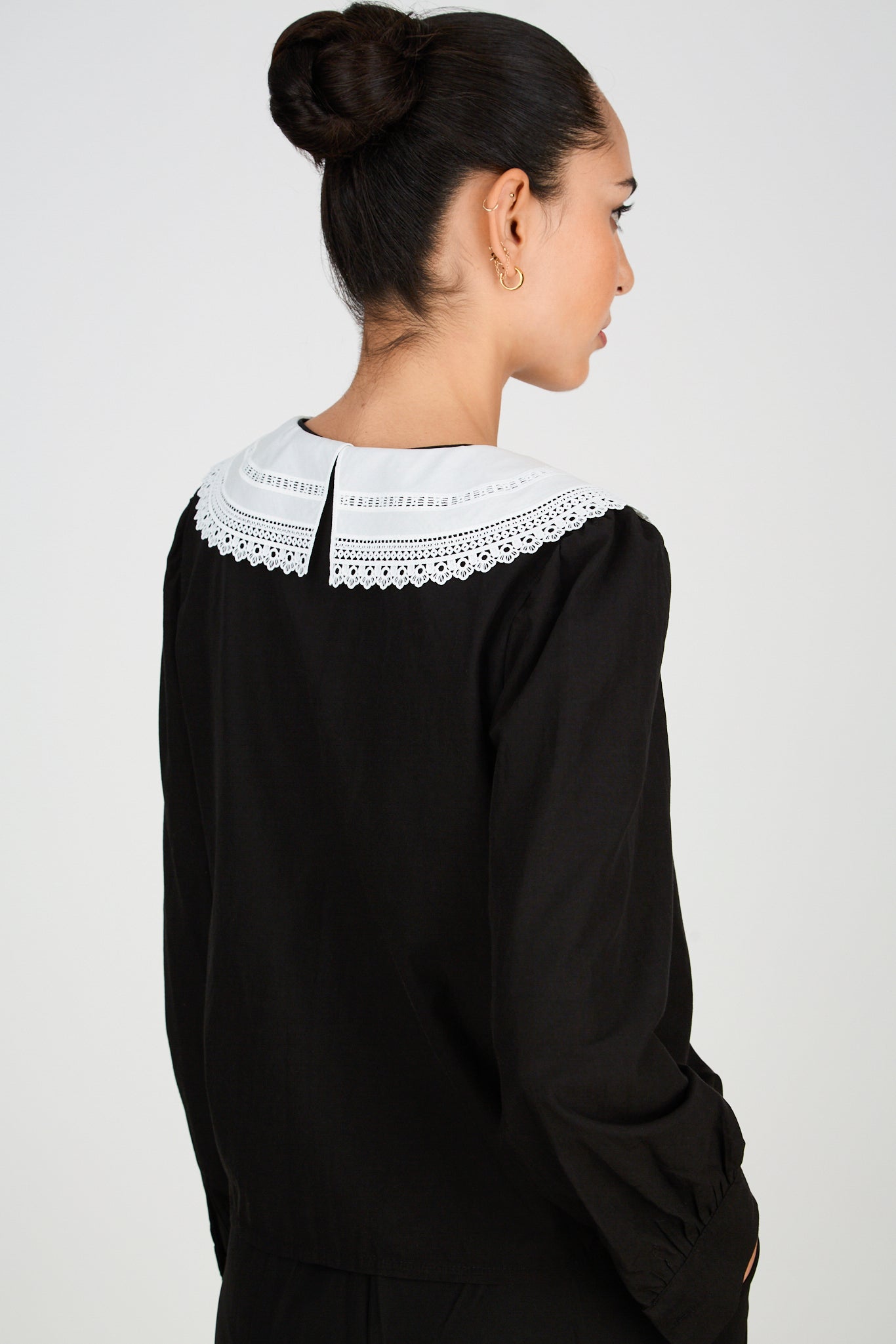 Black and white embroidered collar long sleeved blouse_2
