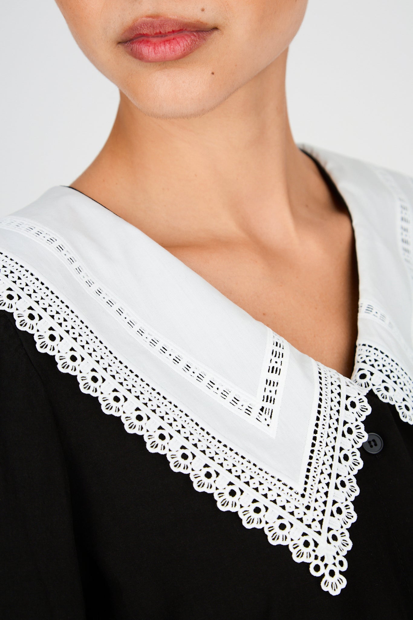 Black and white embroidered collar long sleeved blouse_3