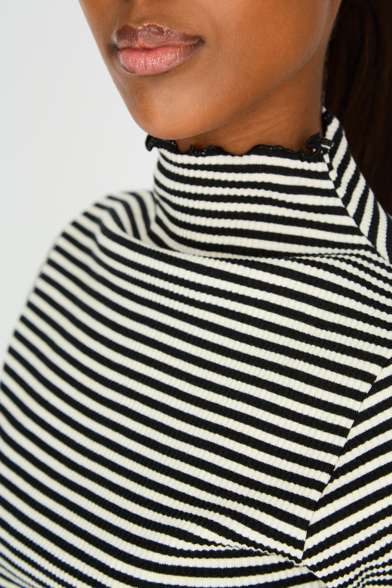 Black and white horizontal stripe ruffle trim turtleneck_3