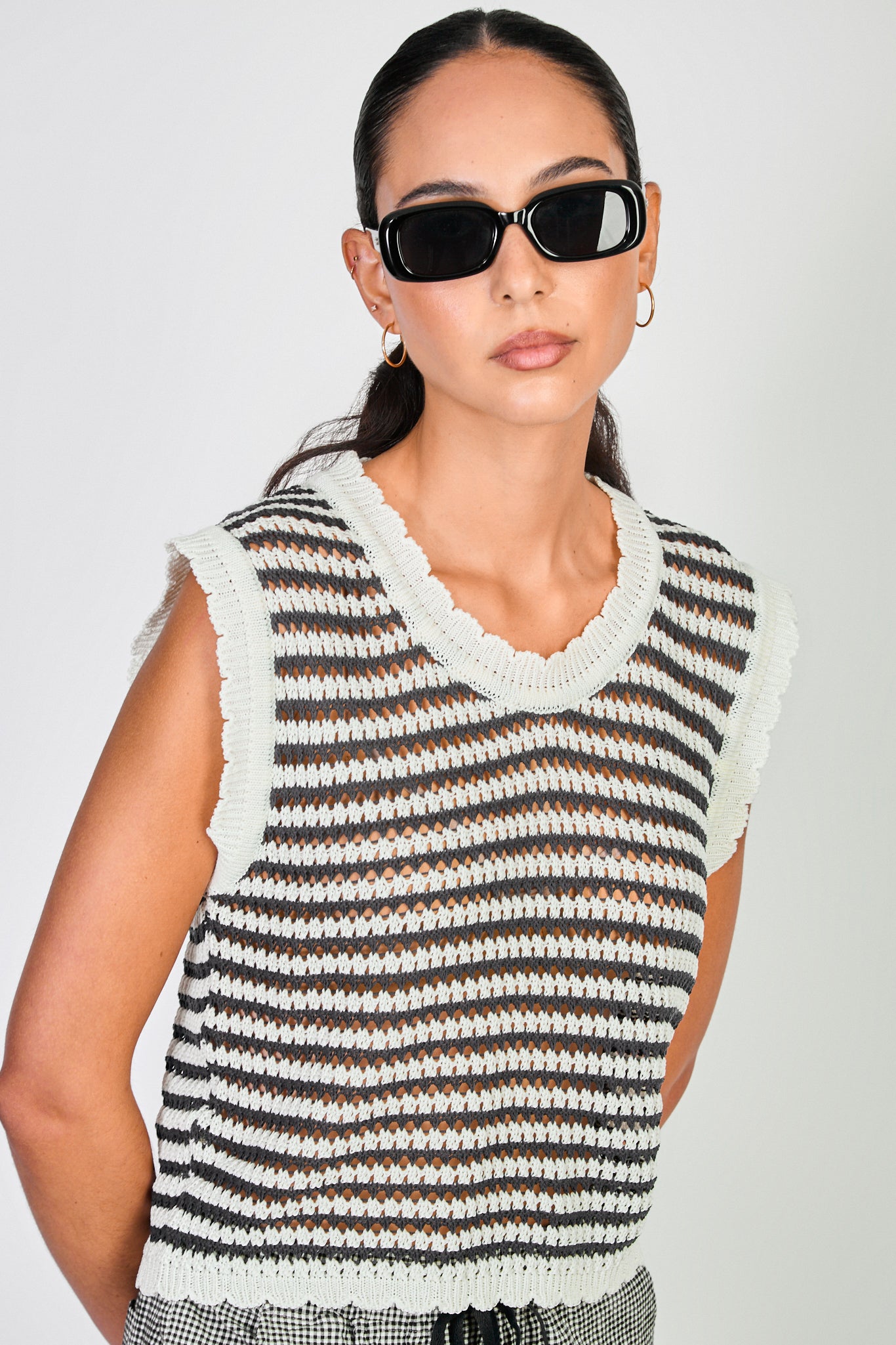 Black and white loose knit scalloped edge knit tank_1