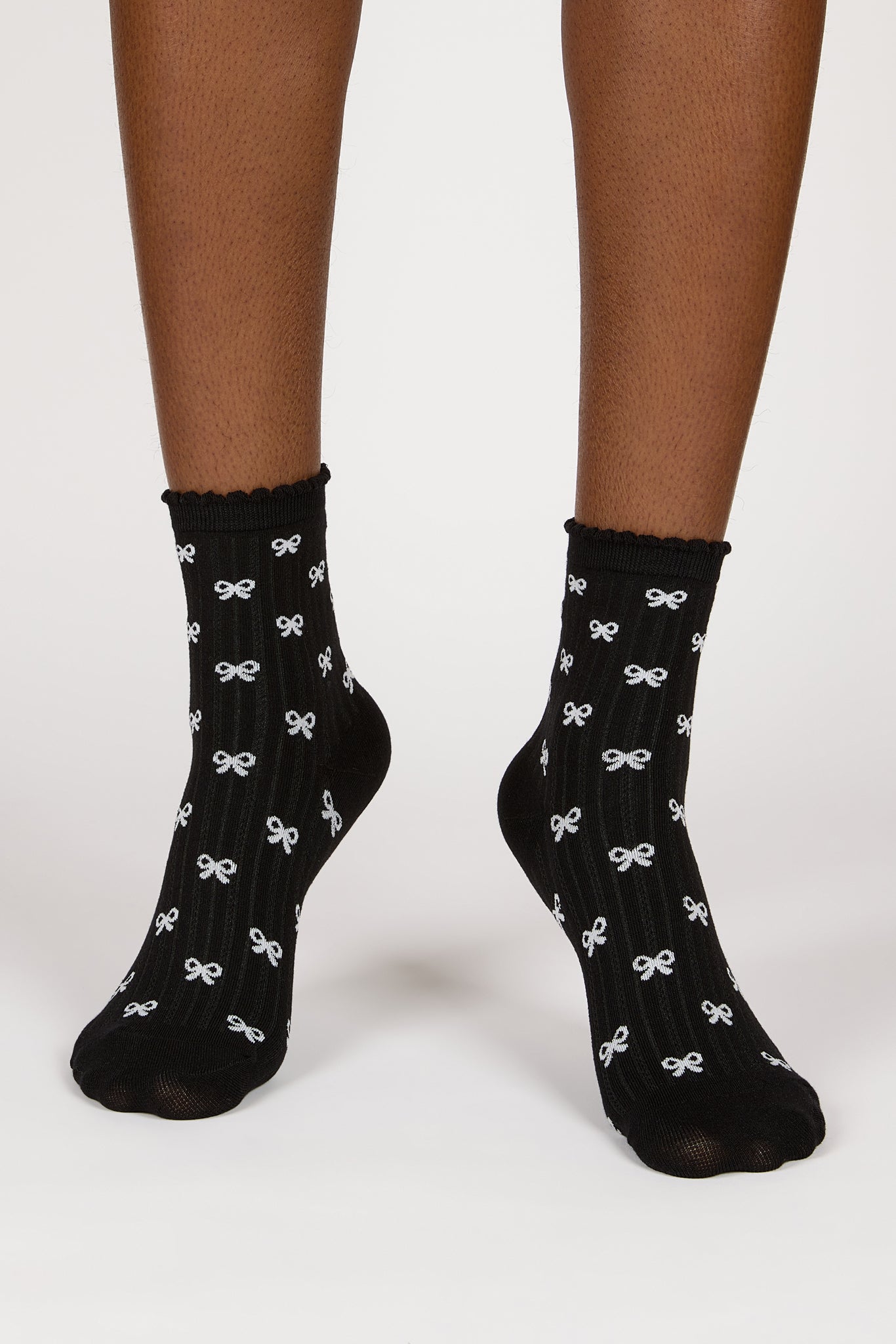 Black and white tiny ribbon socks_4