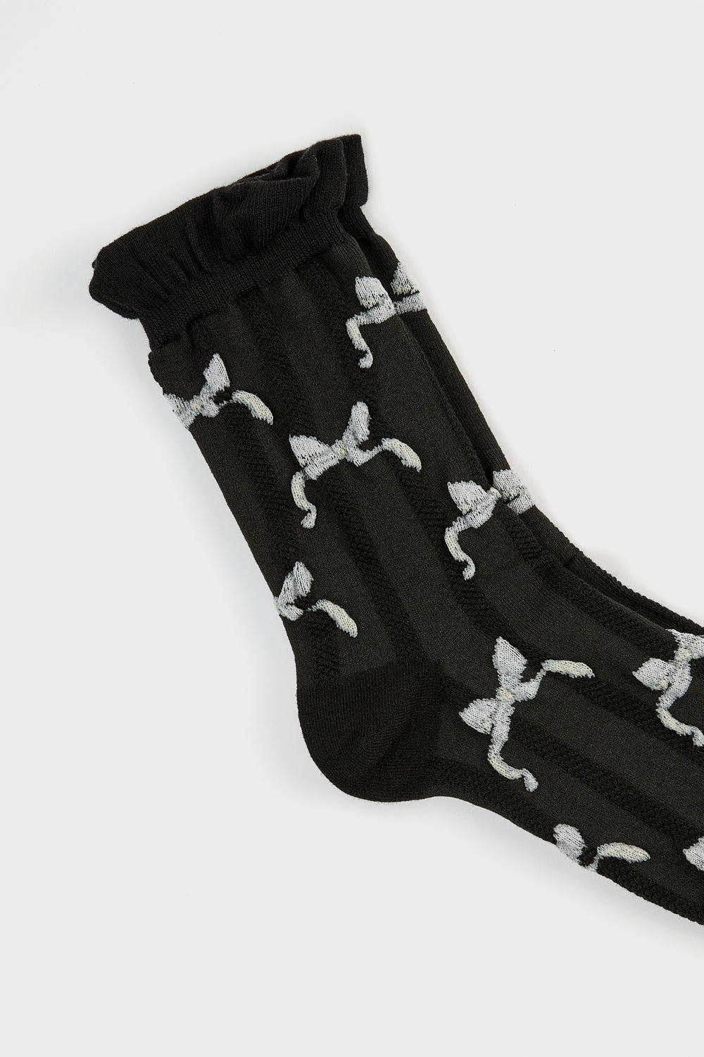 Black and white wavy ribbon socks_4