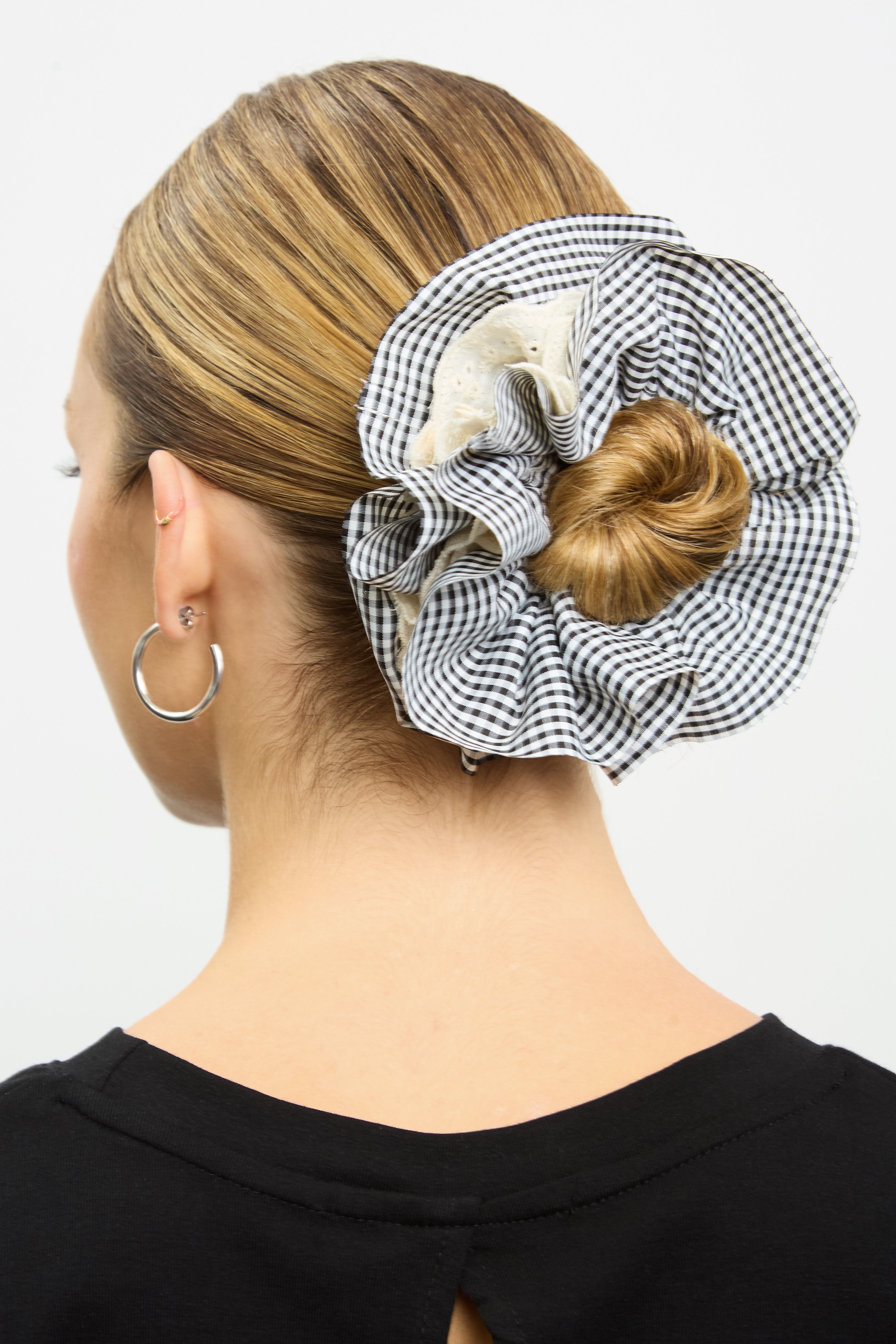 Black broderie anglaise scrunchie_3