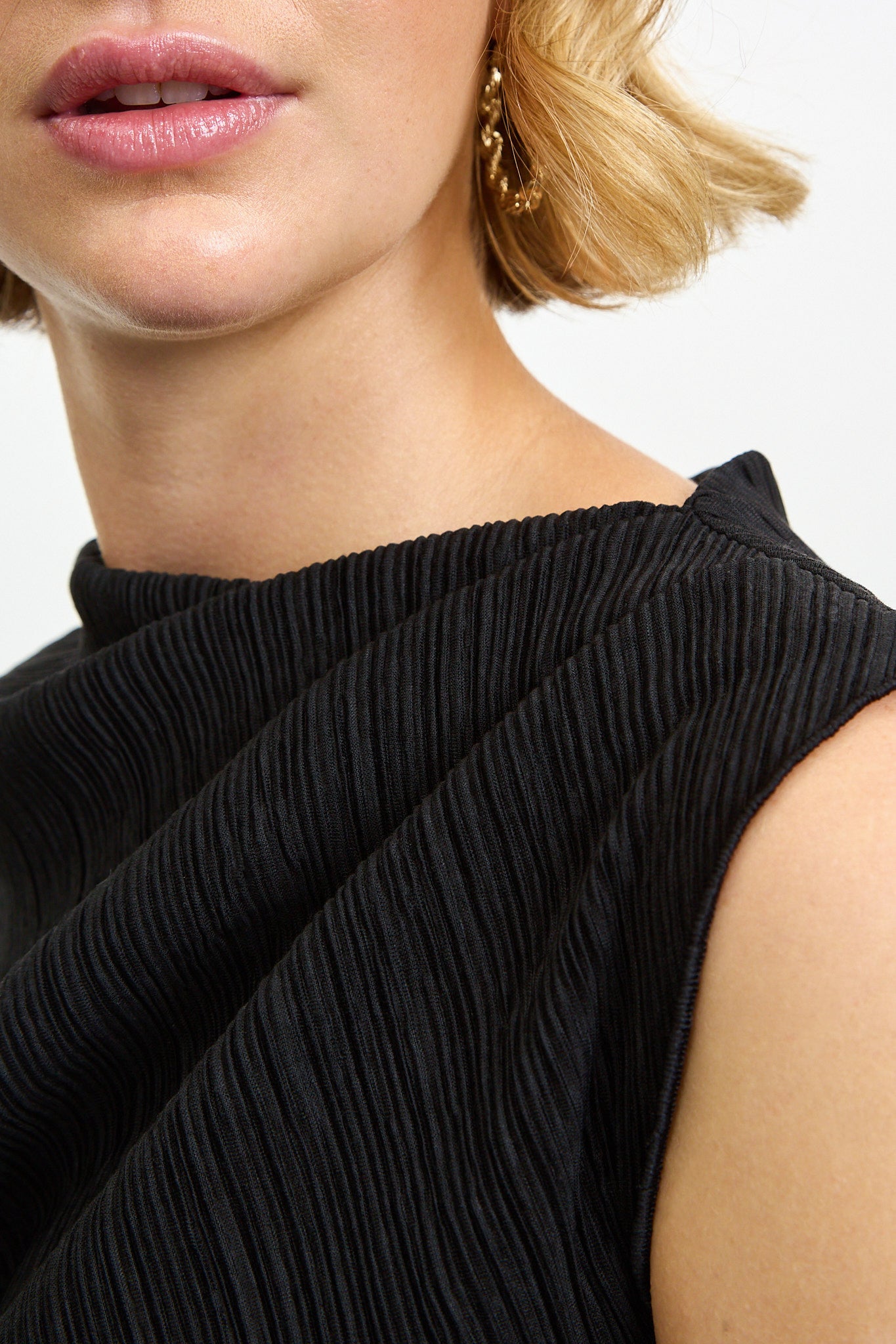 Black draped ribbed tank_4