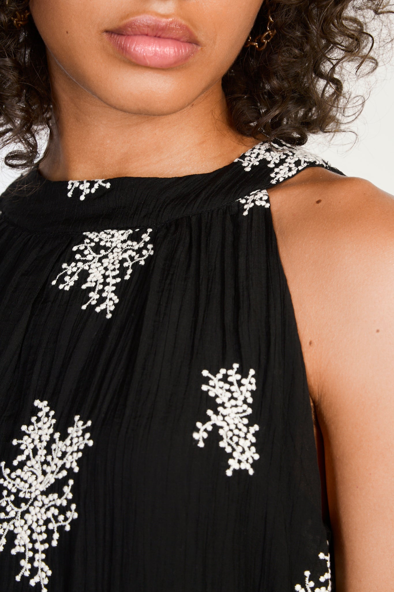 Black embroidered floral tie neck dress_4