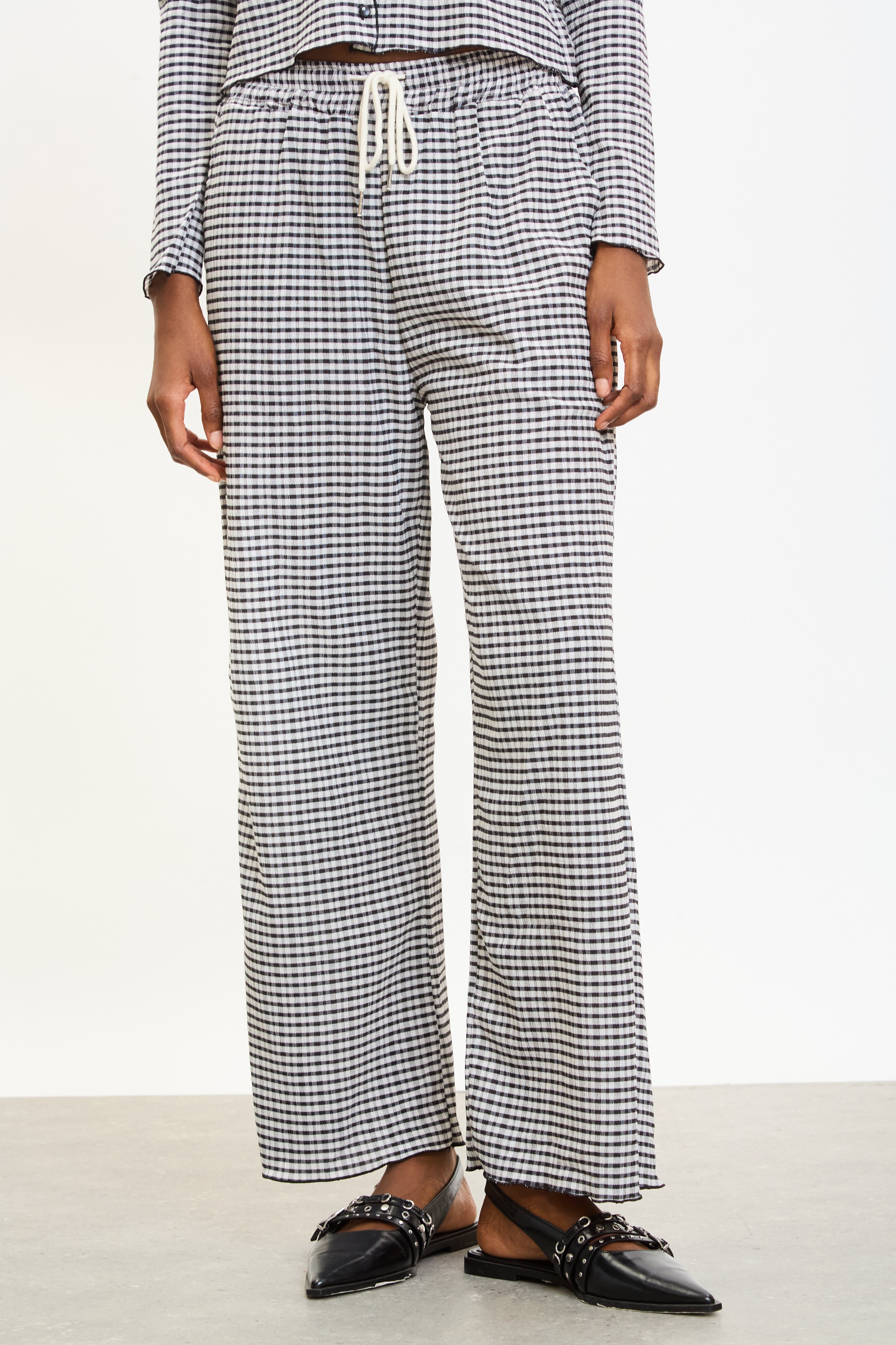 Black gingham loose fit drawstring trousers_1