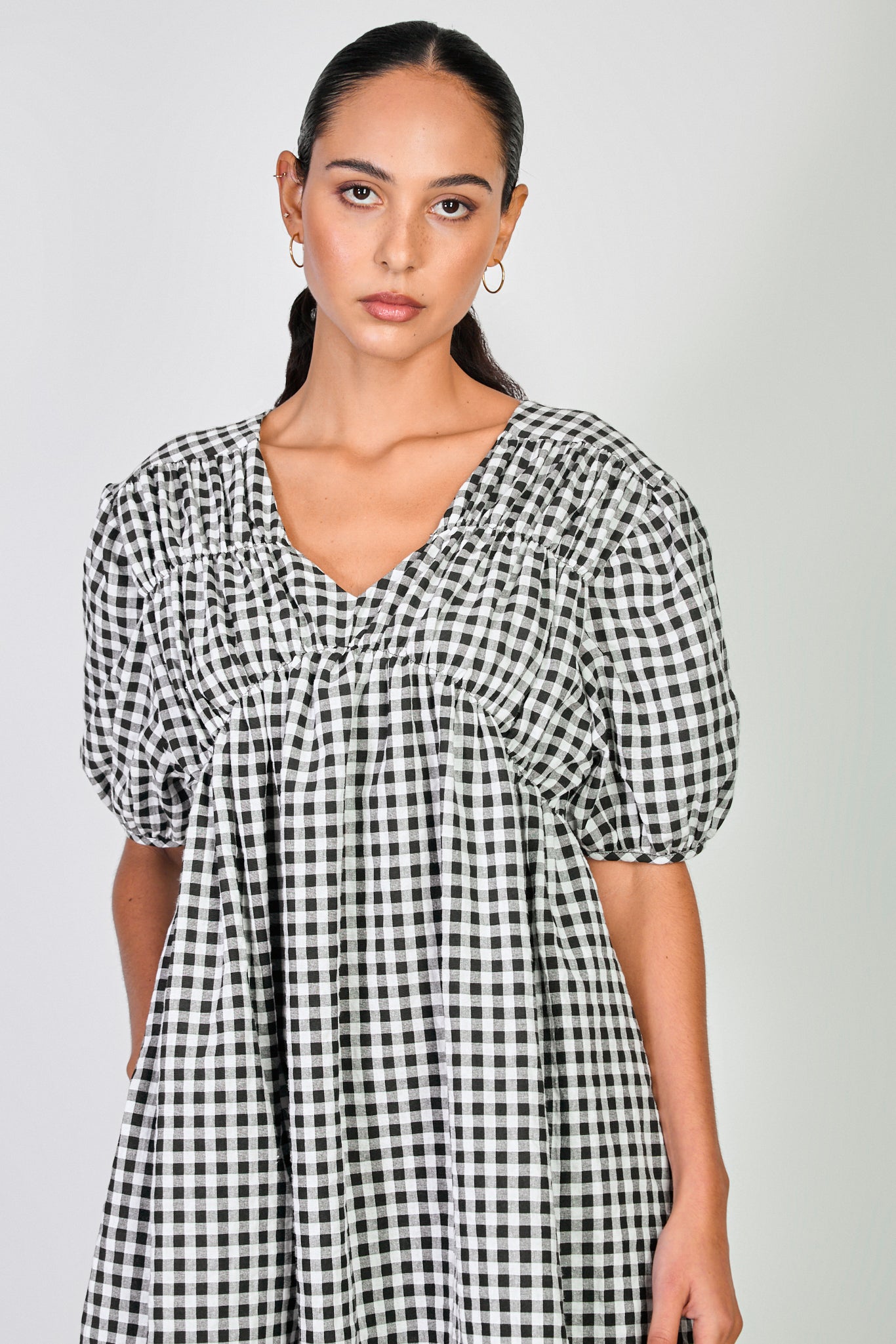 Black gingham ruched seam V neck dress_3