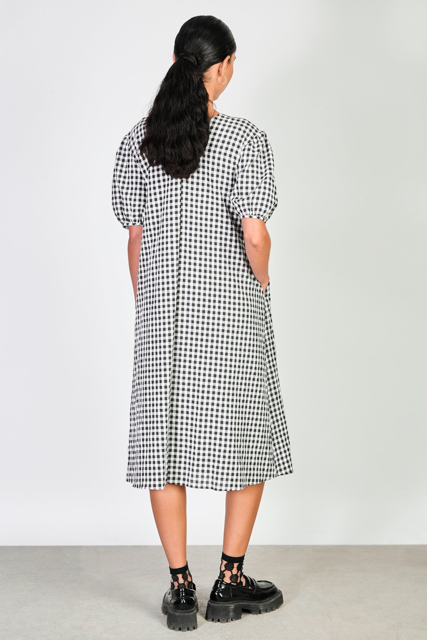 Black gingham ruched seam V neck dress_2