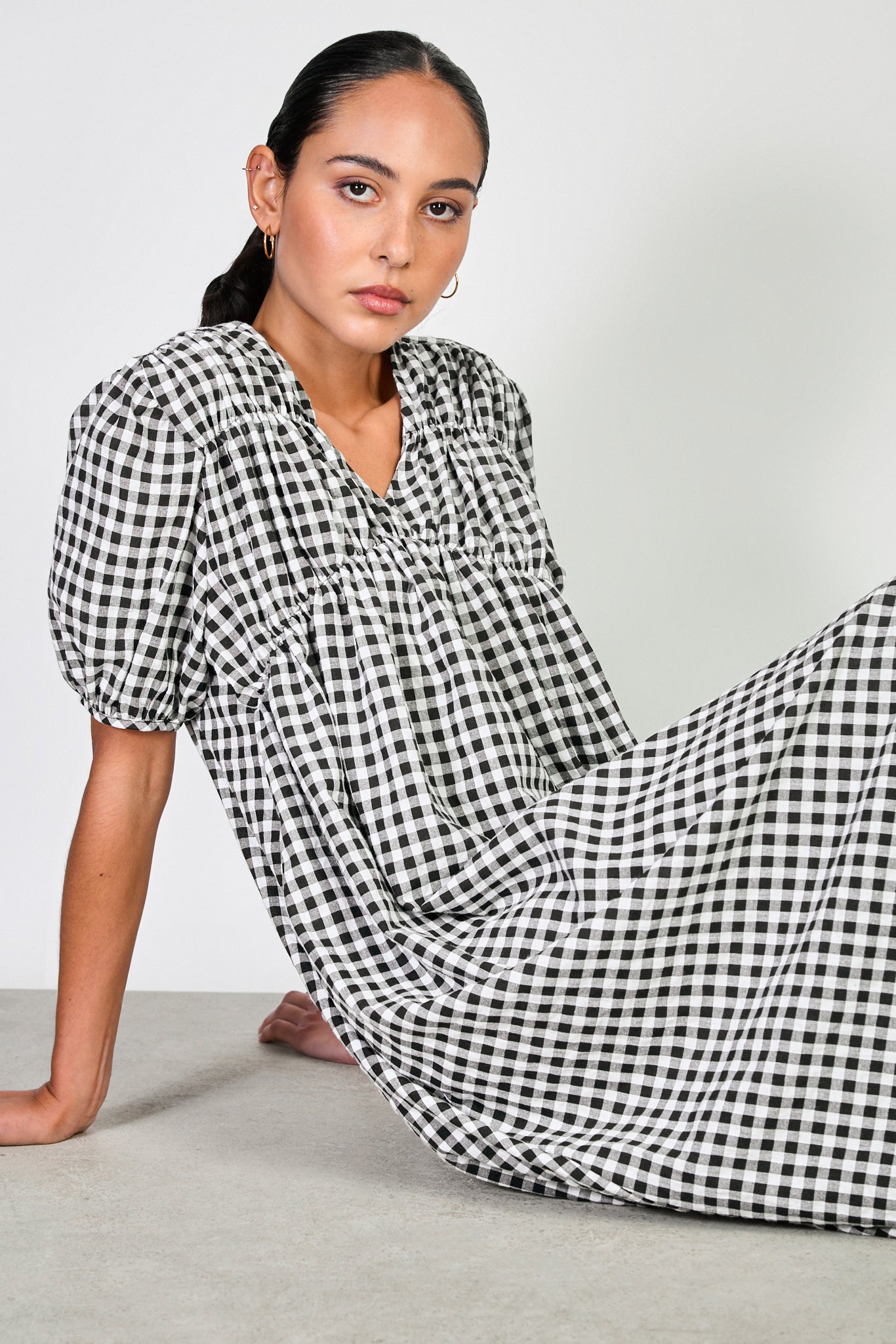 Black gingham ruched seam V neck dress_5