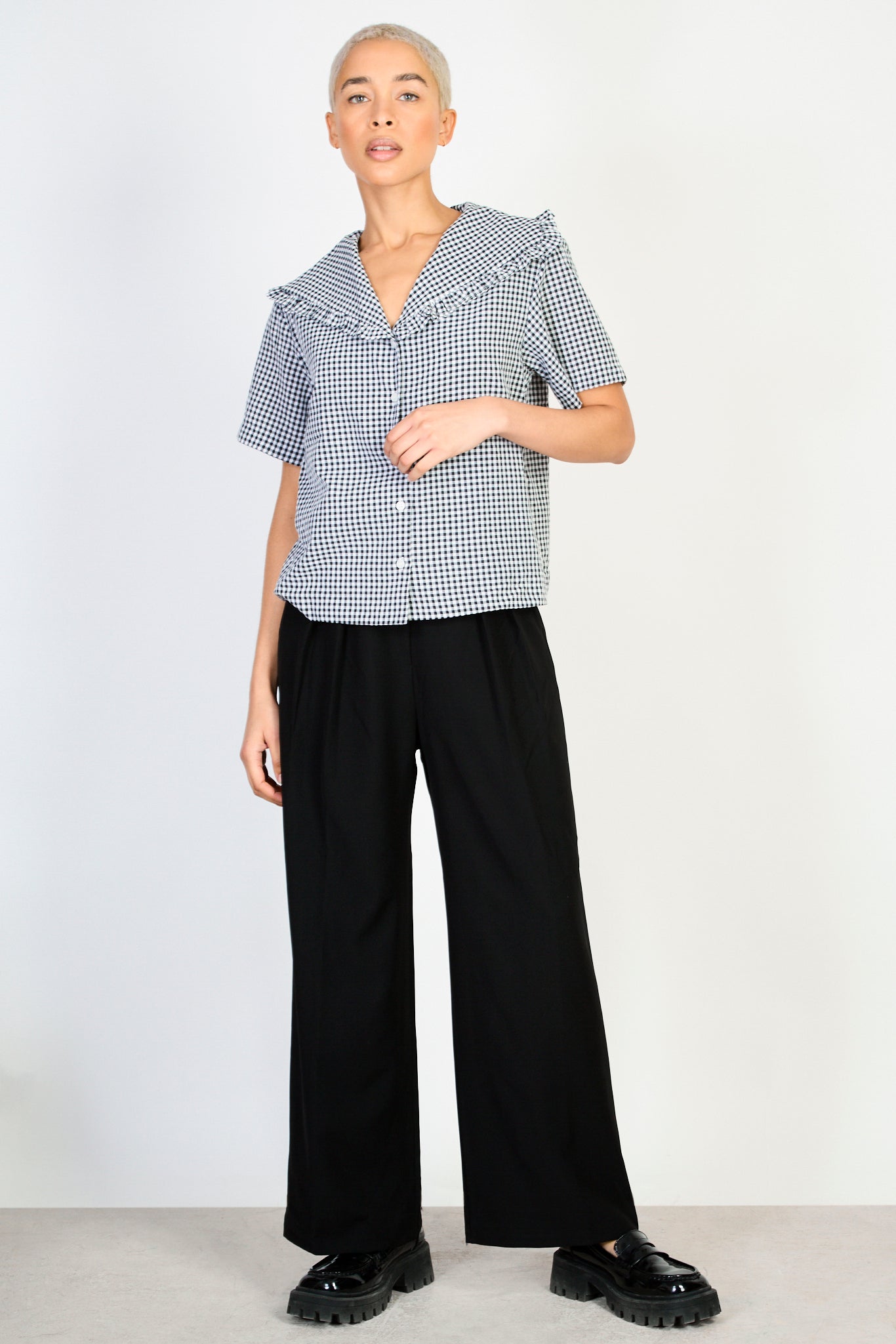 Black gingham ruffle trim giant collar short sleeved shirt_5