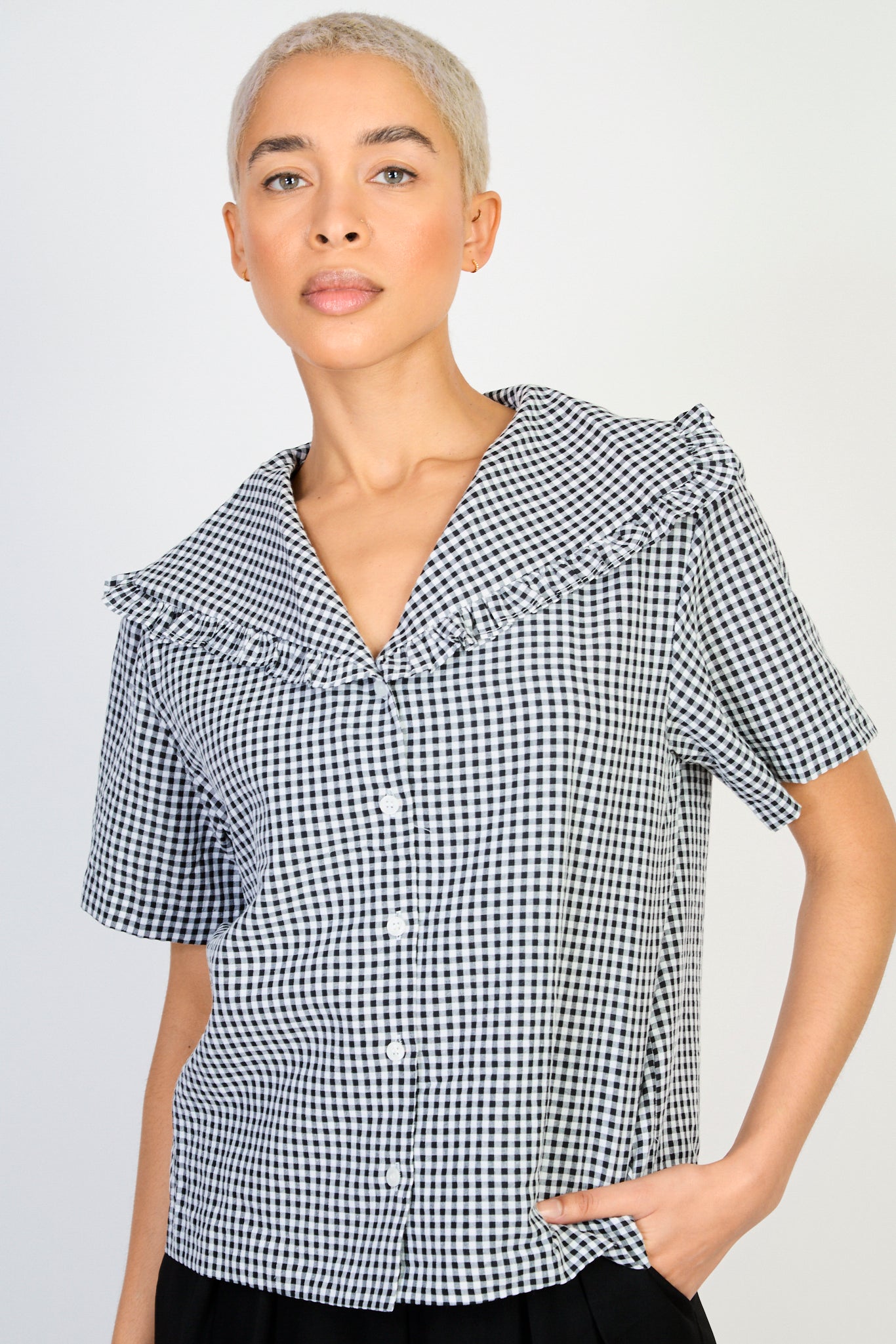 Black gingham ruffle trim giant collar short sleeved shirt_1