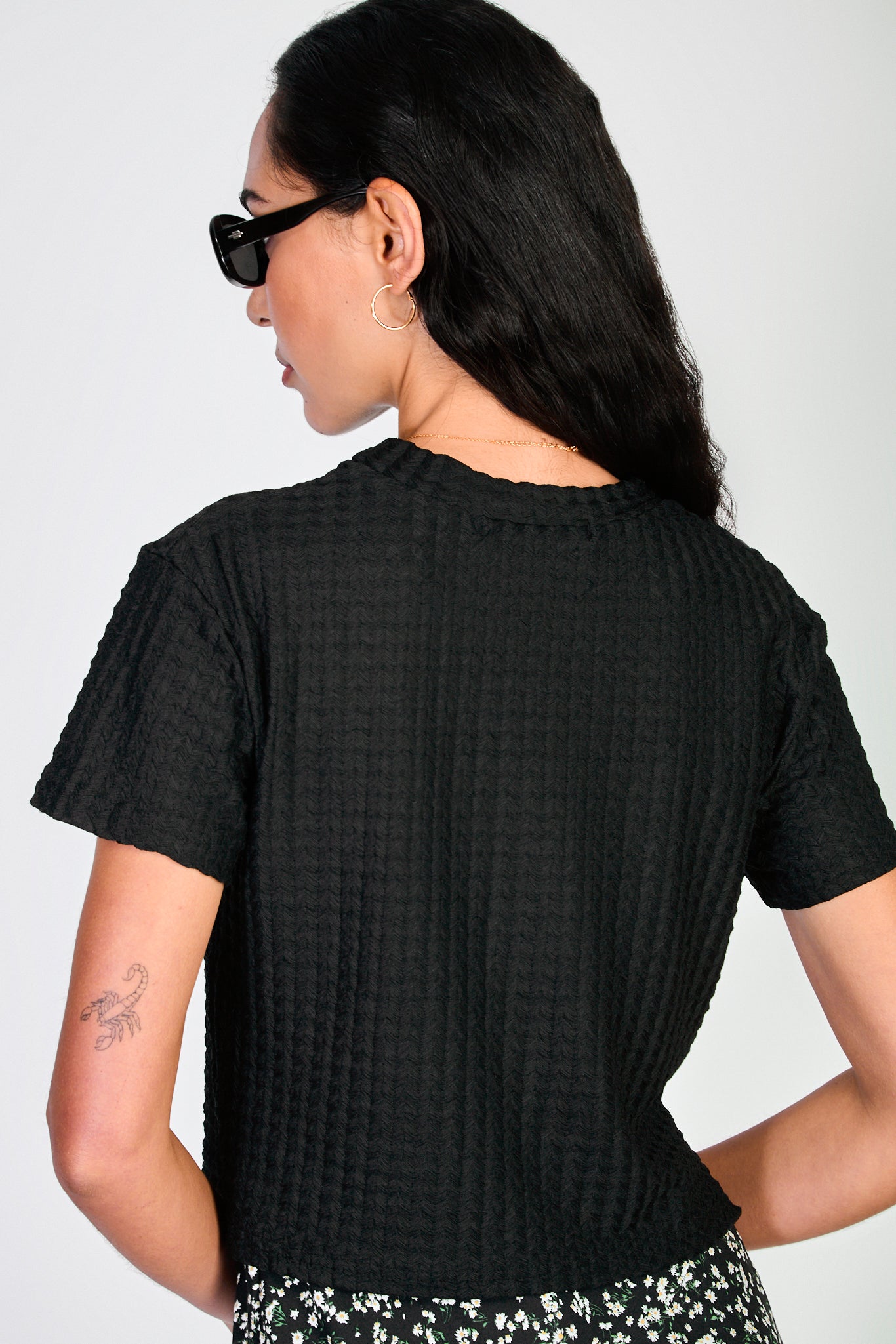 Black herringbone textures short sleeved top_2