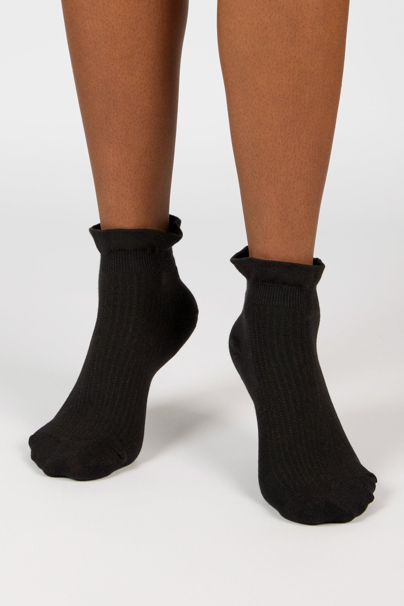Black large ruffle trim ankle socks_4