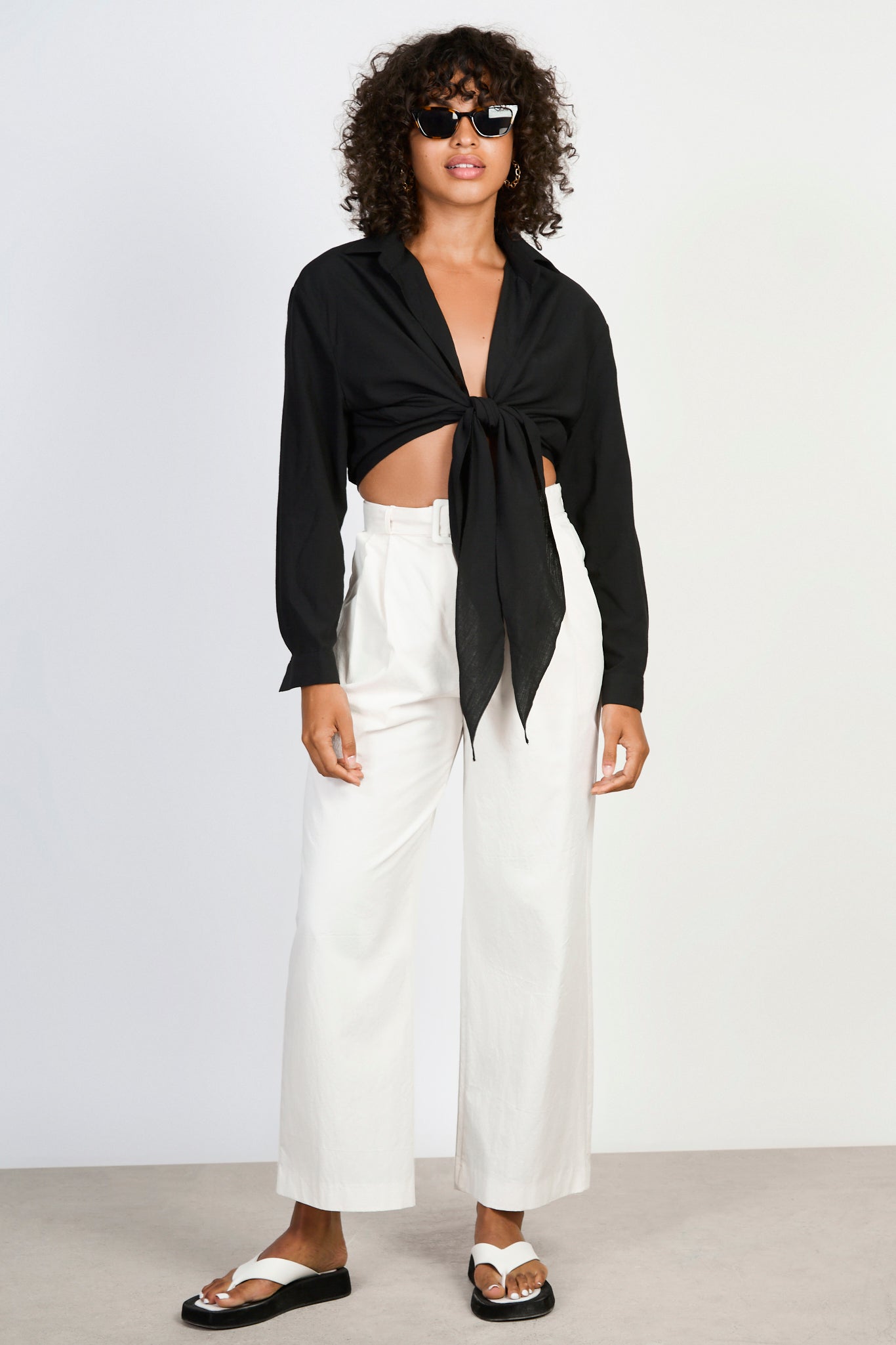 Black linen plunging tie front shirt_5