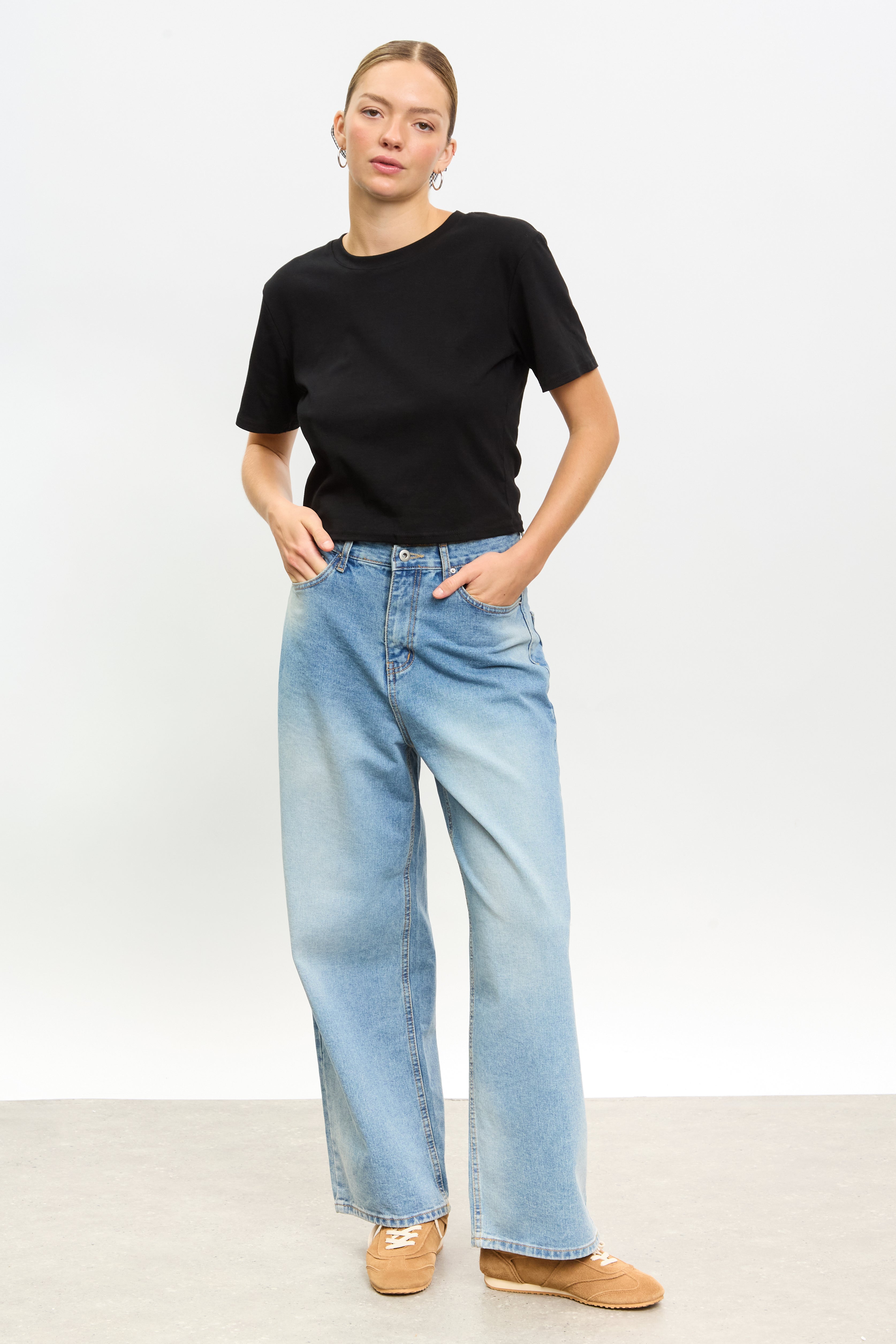 Black long peek back tee_4