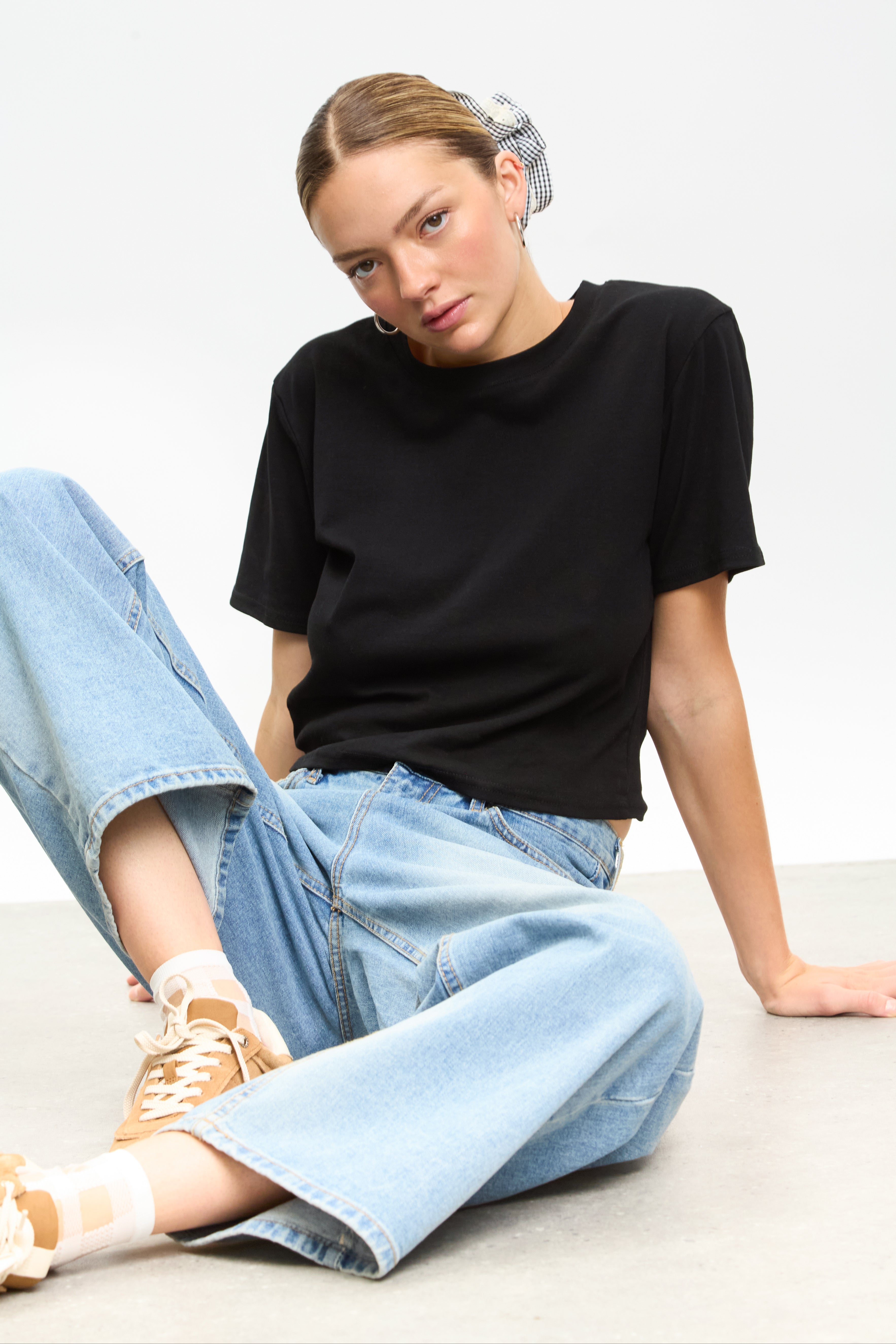 Black long peek back tee_5