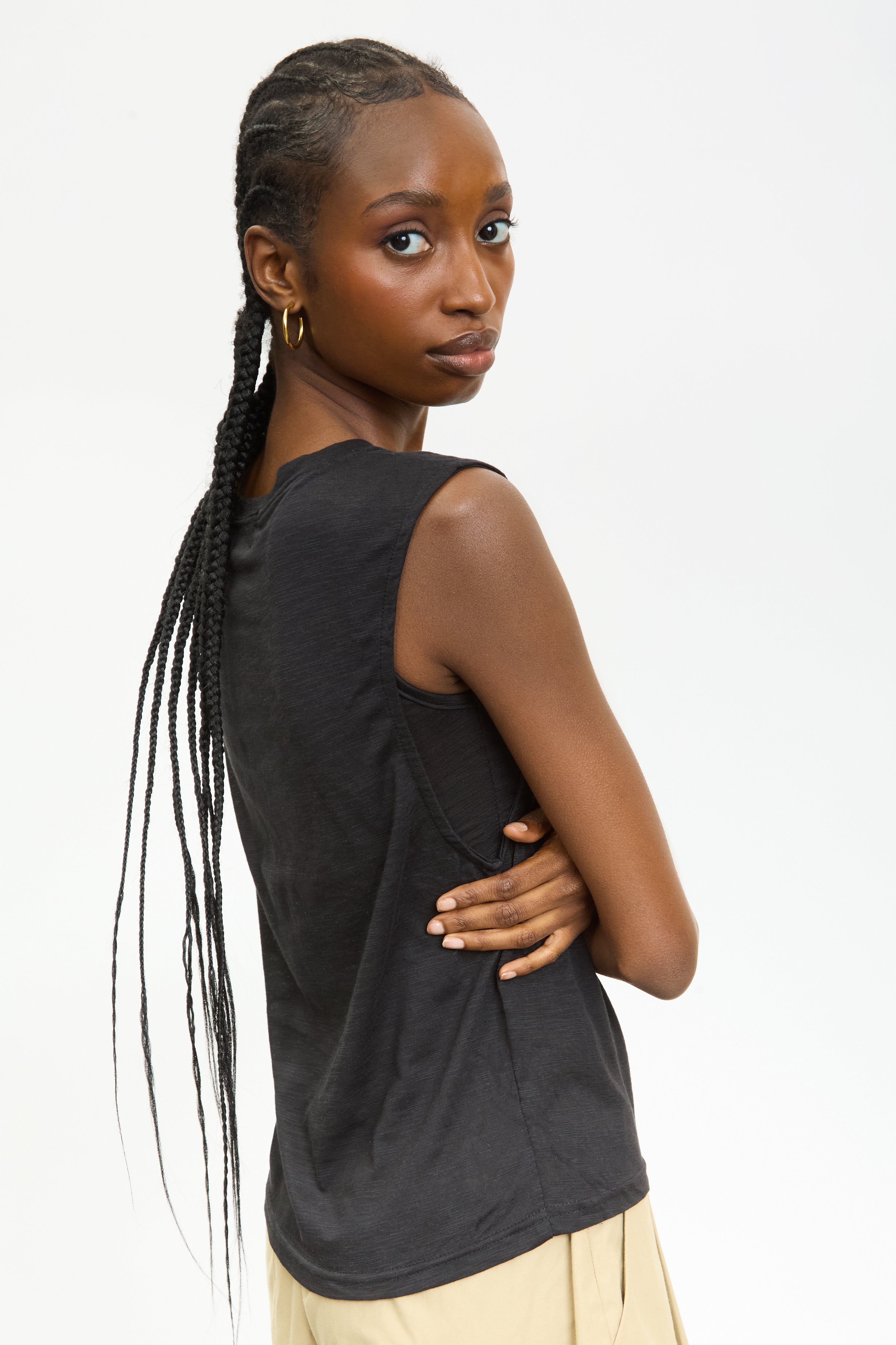 Black muscle tank top_2