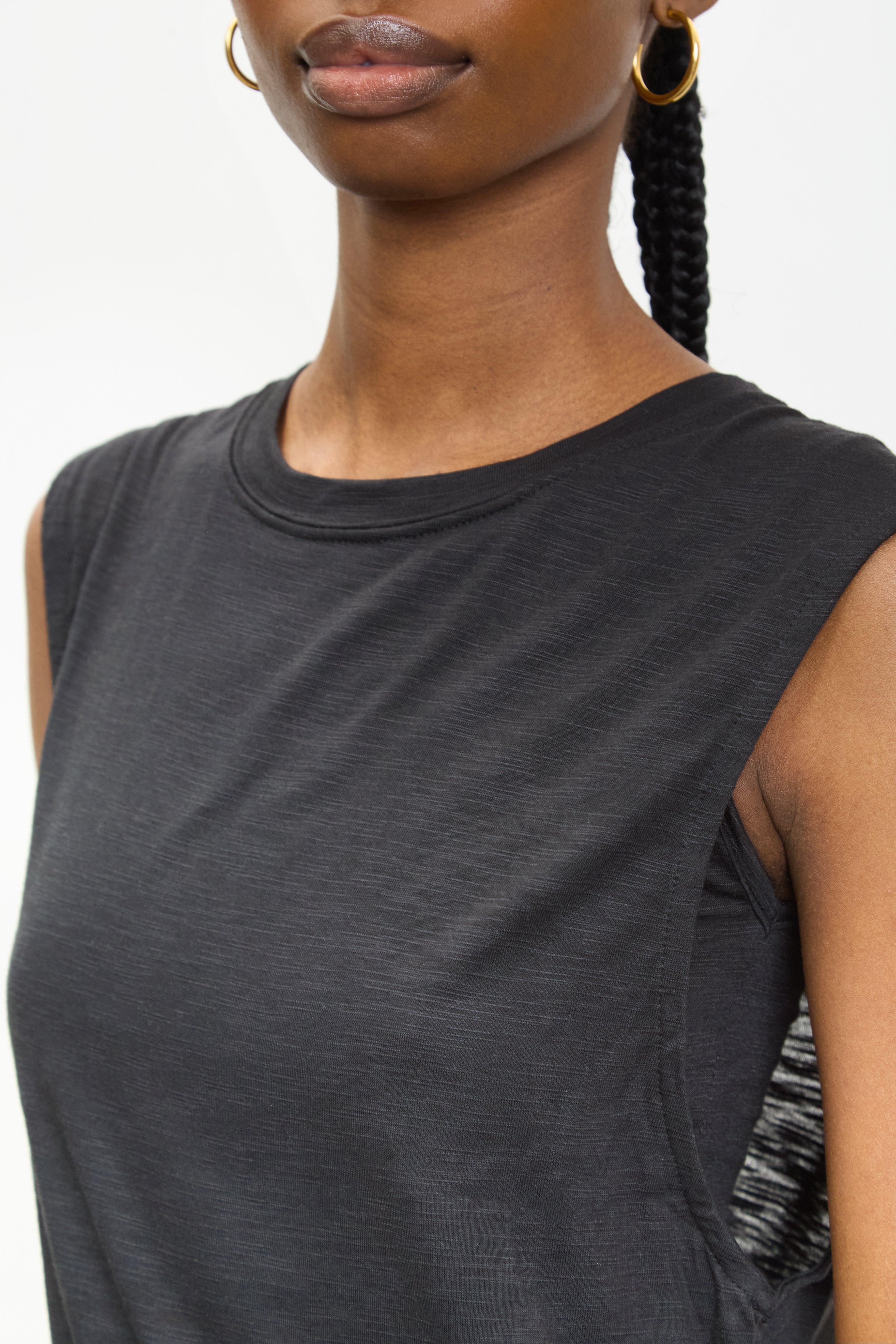 Black muscle tank top_3