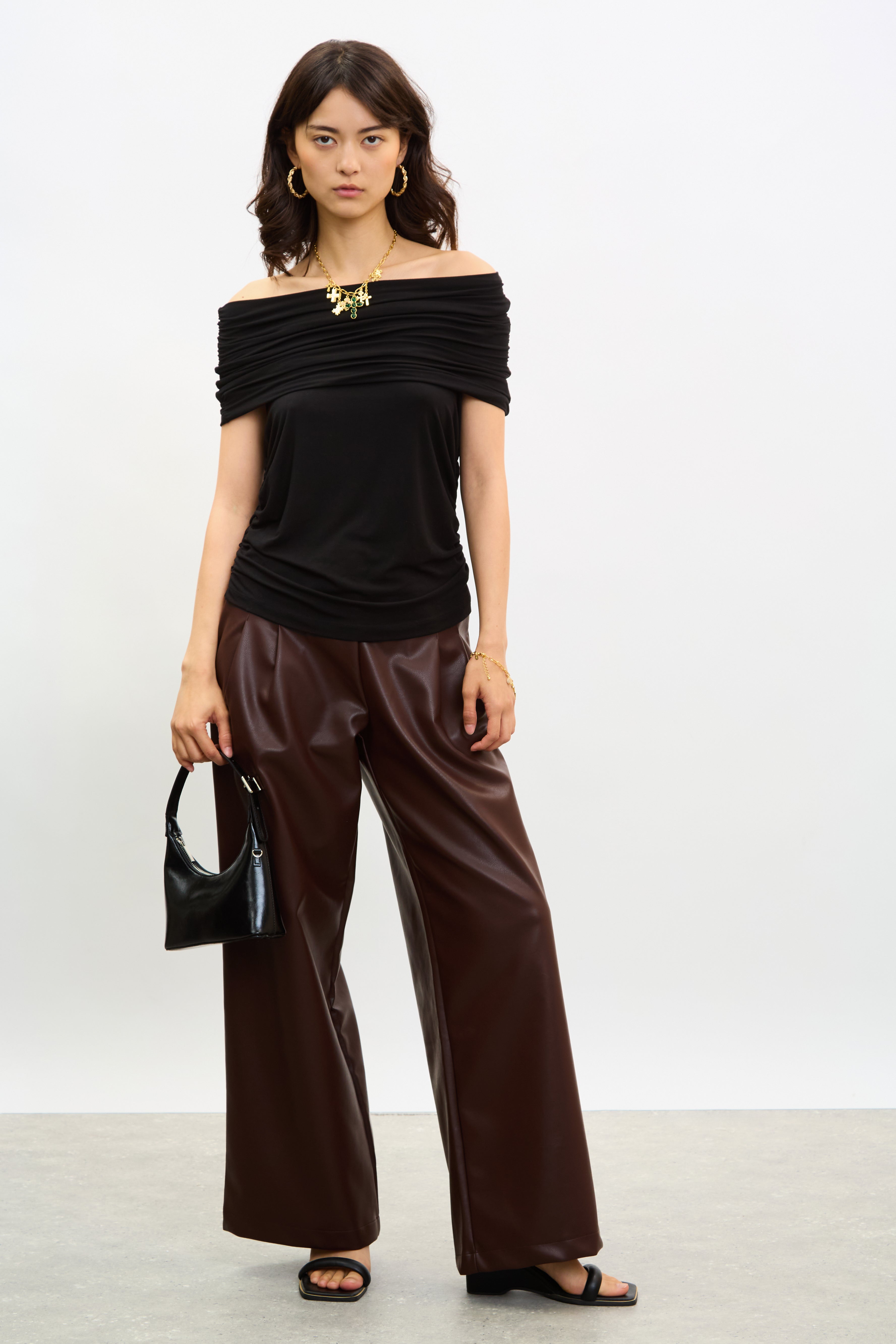 Black off shoulder short sleeved top_3